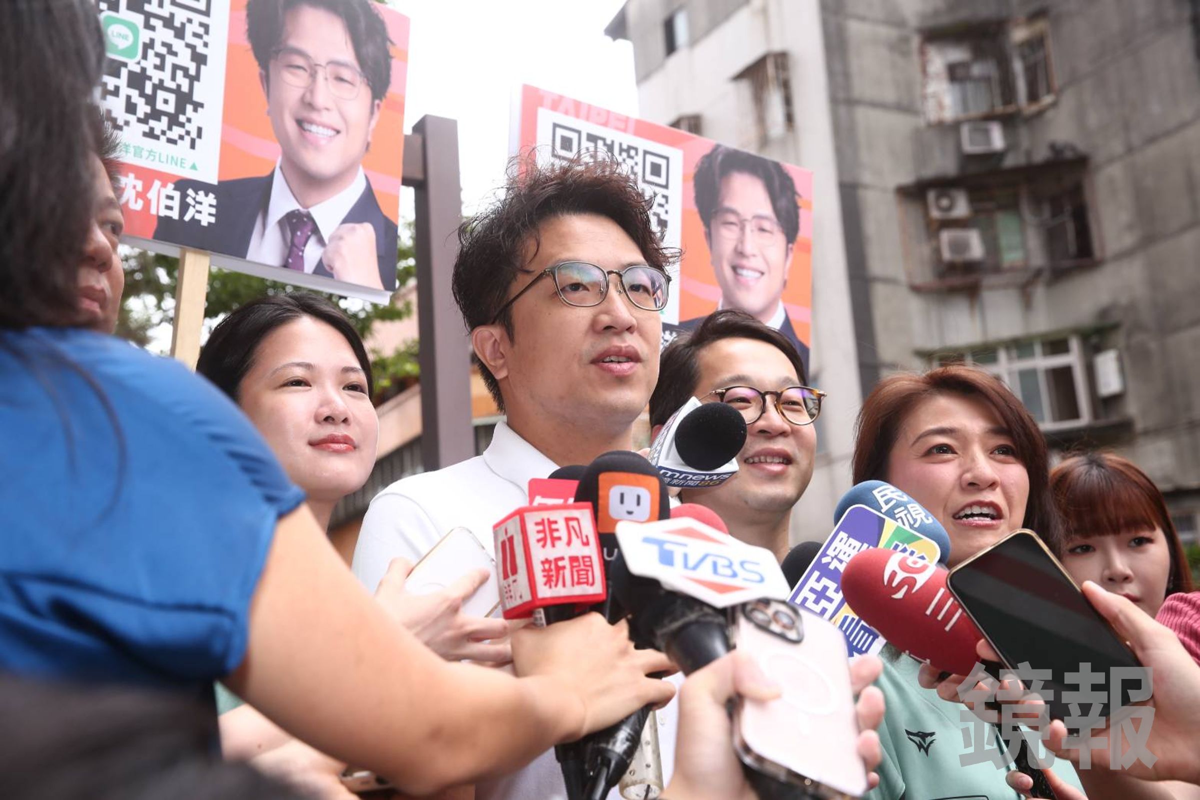 沈伯洋到濱江市場拜票。(鏡報李鍾泉)