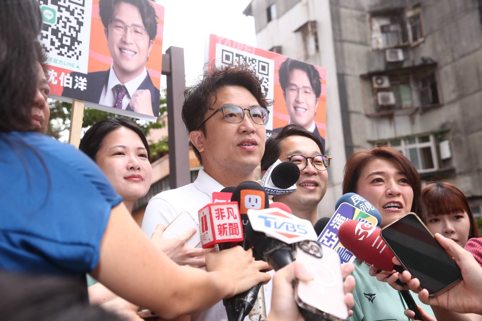 沈伯洋到濱江市場拜票。(鏡報李鍾泉)