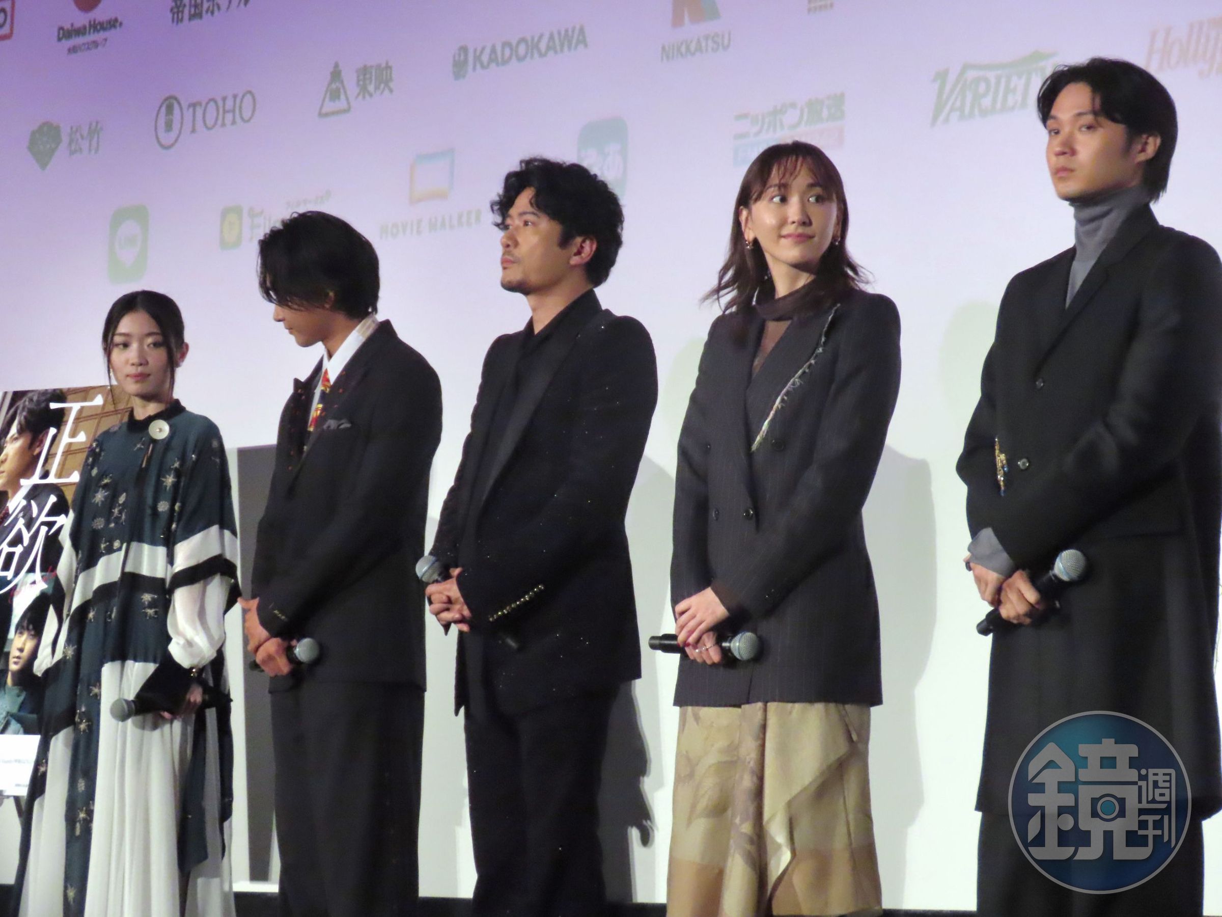 新垣結衣（右二）在登台時頻盯著站在舞台角落的口譯人員看，似乎非常好奇這項工作。