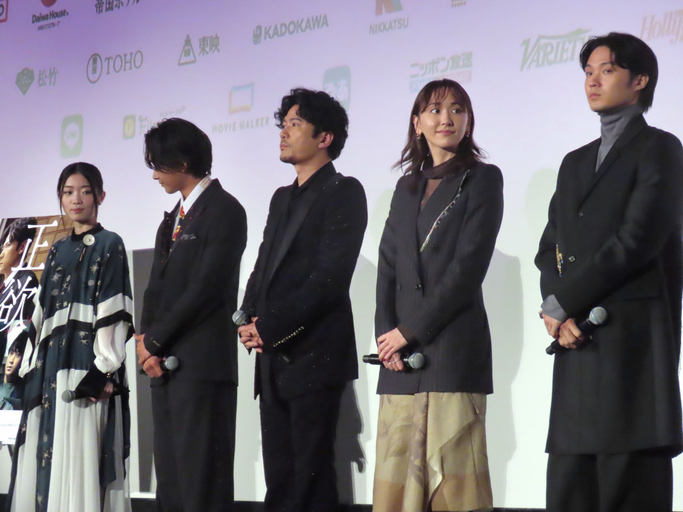 新垣結衣(右二)在登台時頻盯著站在舞台角落的口譯人員看,似乎非常好奇這項工作。