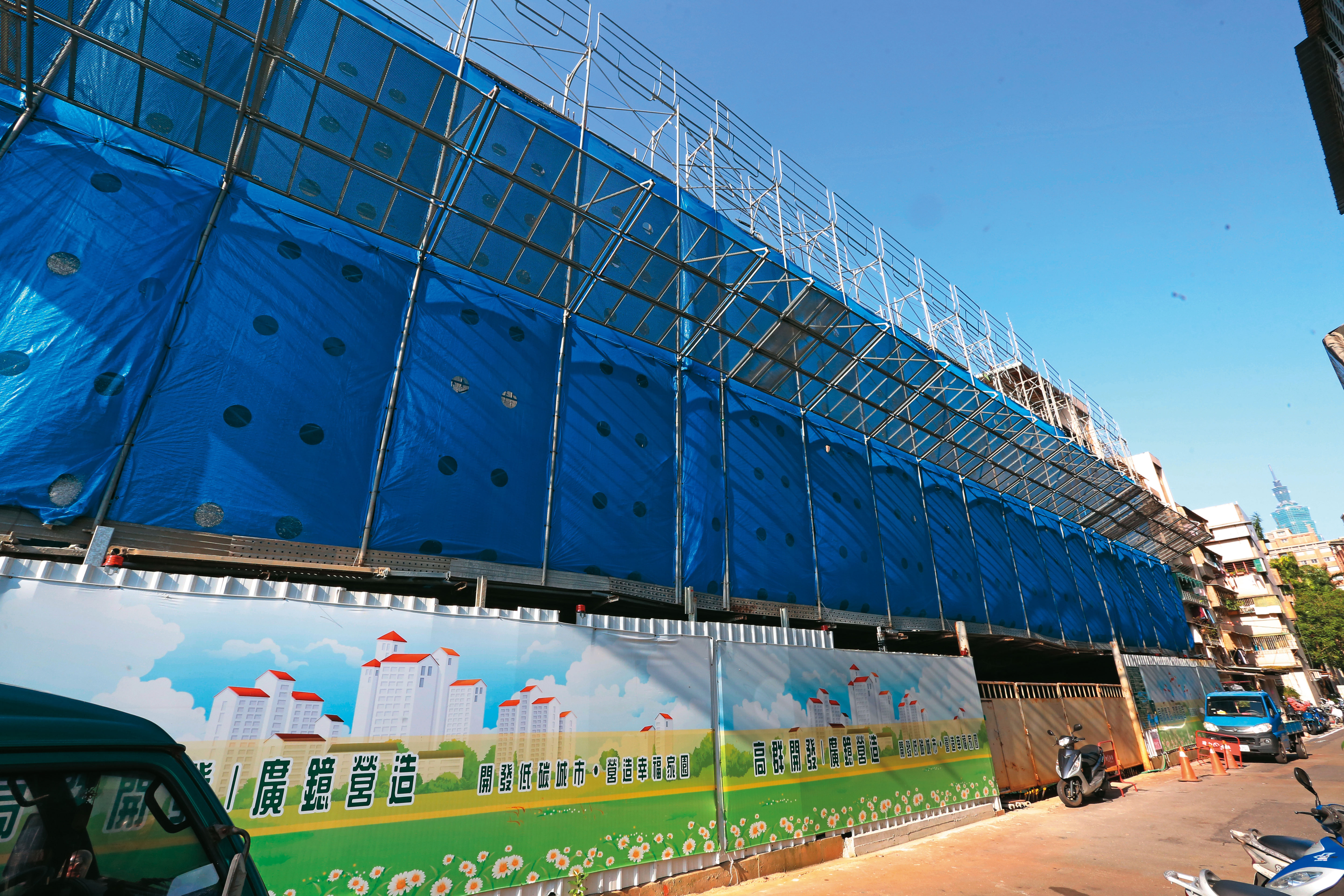 小建案跳票燒進大安區，本刊實地查訪發現預售案「大安文樺」停工中。