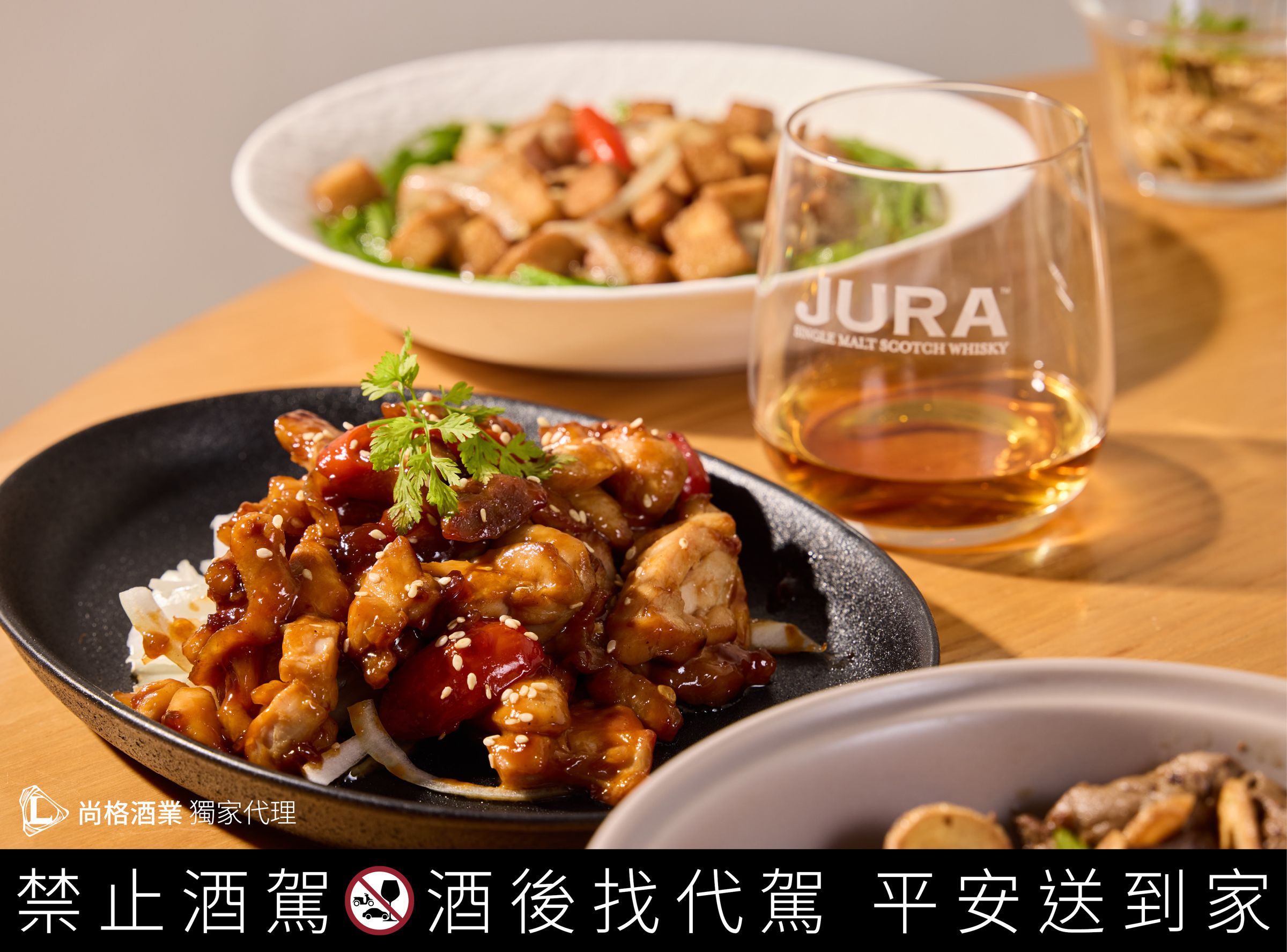「仲夏梅子雞」擁有獨特的酸甜口感、底下搭配生洋蔥豐富口感，也是店內推薦餐酒搭的精選菜色之一，非常適合做為飲酒或下酒菜的一道料理。