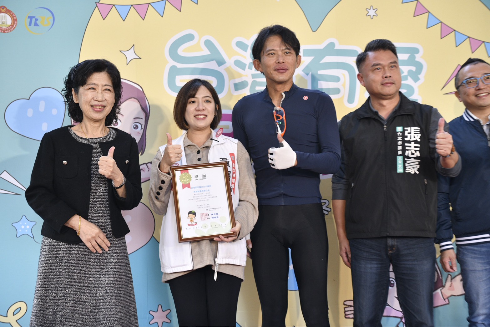 黃國昌昨在黃瀞瑩的活動中喊出民眾黨2026台北市議會要「4+2全壘打」