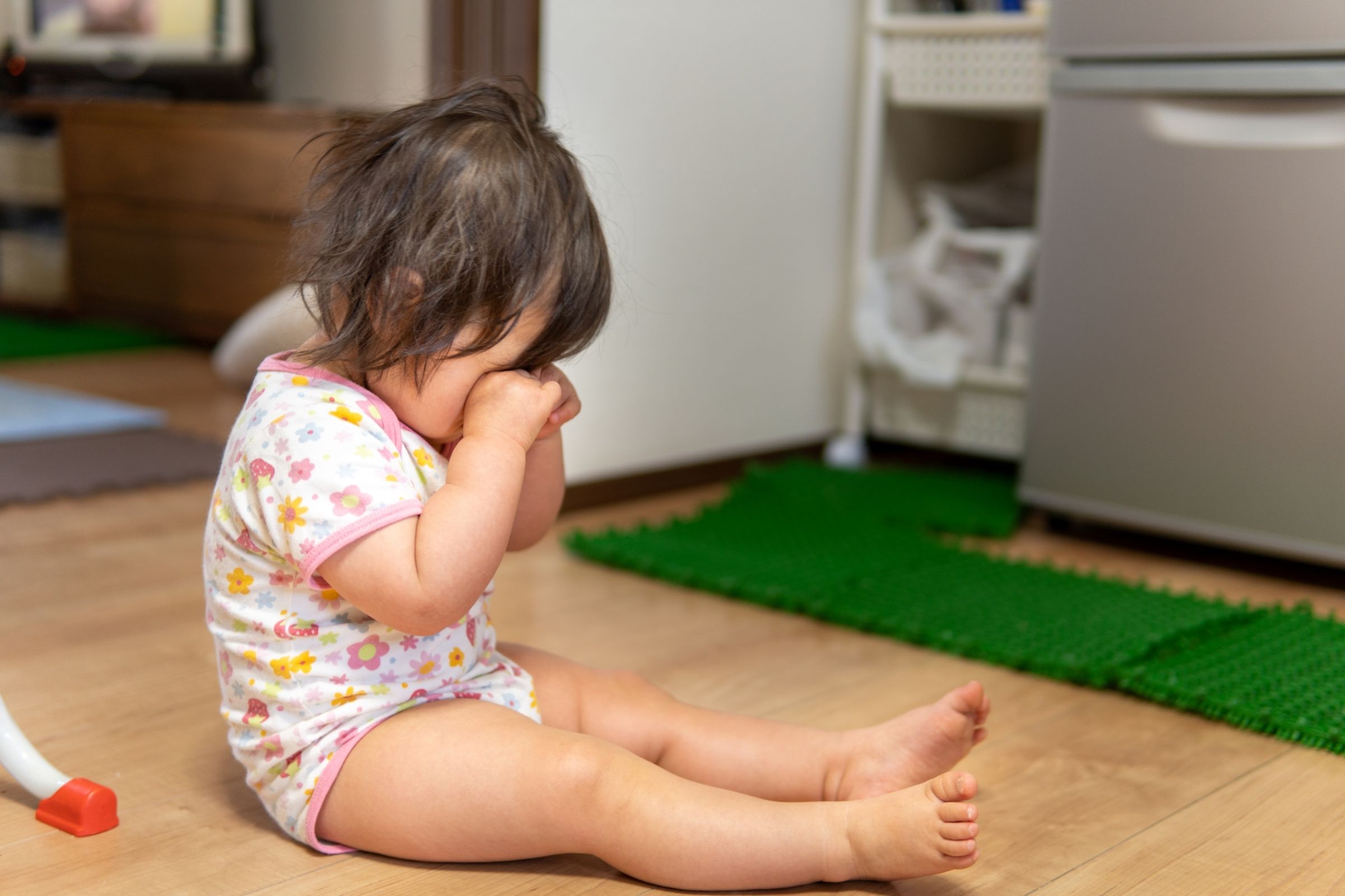 一名1歲幼童在托嬰中心屢次被同齡小孩咬傷,父母怒告對方家長與托嬰中心索賠。(非當事人小孩,示意圖,photoAC)