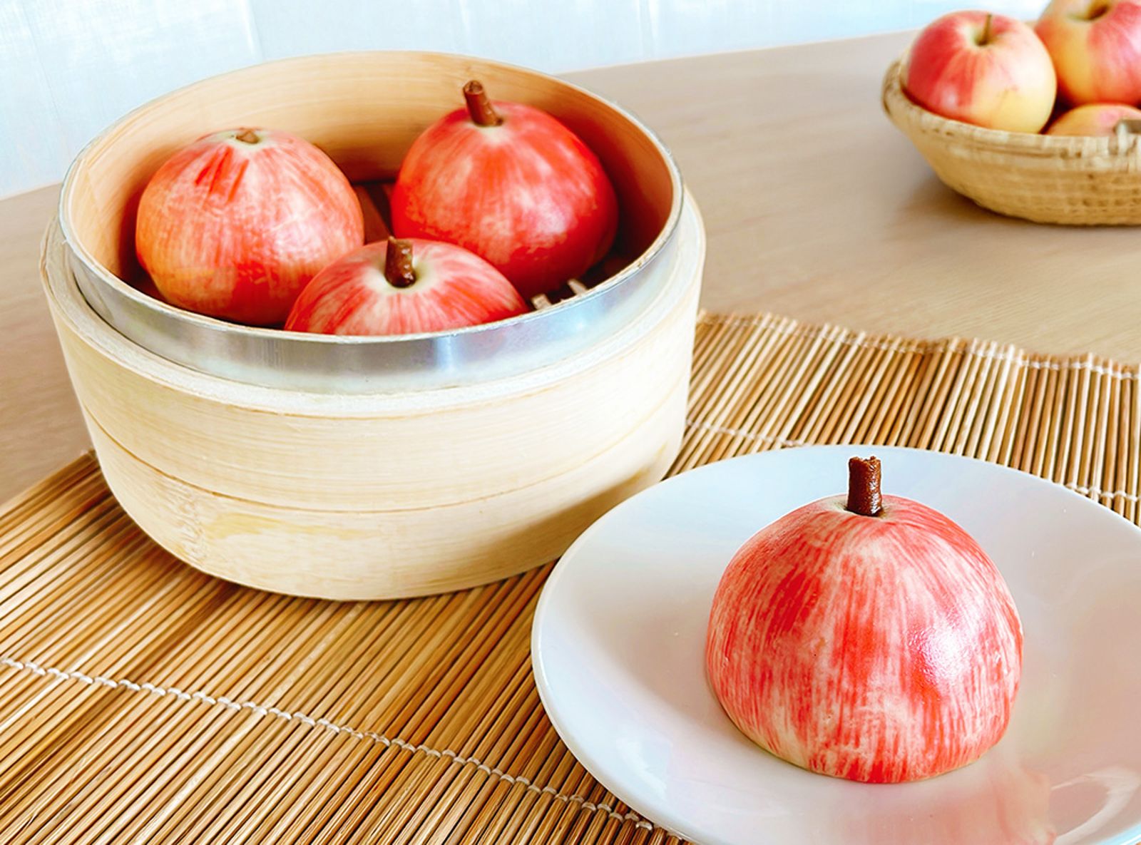 「弘前蘋果相思紅豆包」的紅豆與蘋果內餡交融,創新詮釋中式甜點的細膩美味。(280元/份、3顆,台南遠東香格里拉提供)