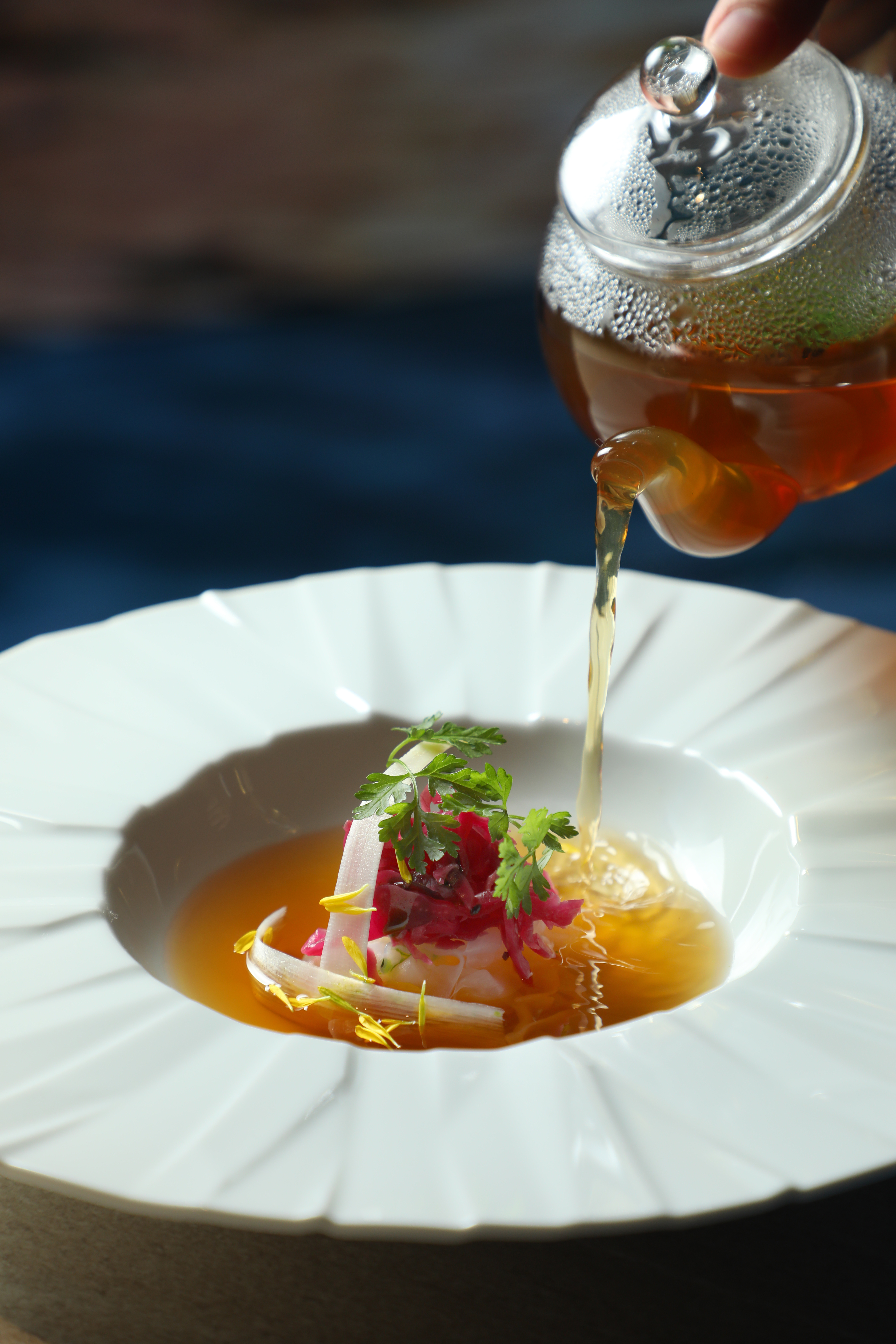 用上6種不同小農蔬菜的「永續植栽蔬菜湯」酸甘甜兼具。（2,880元套餐菜色）