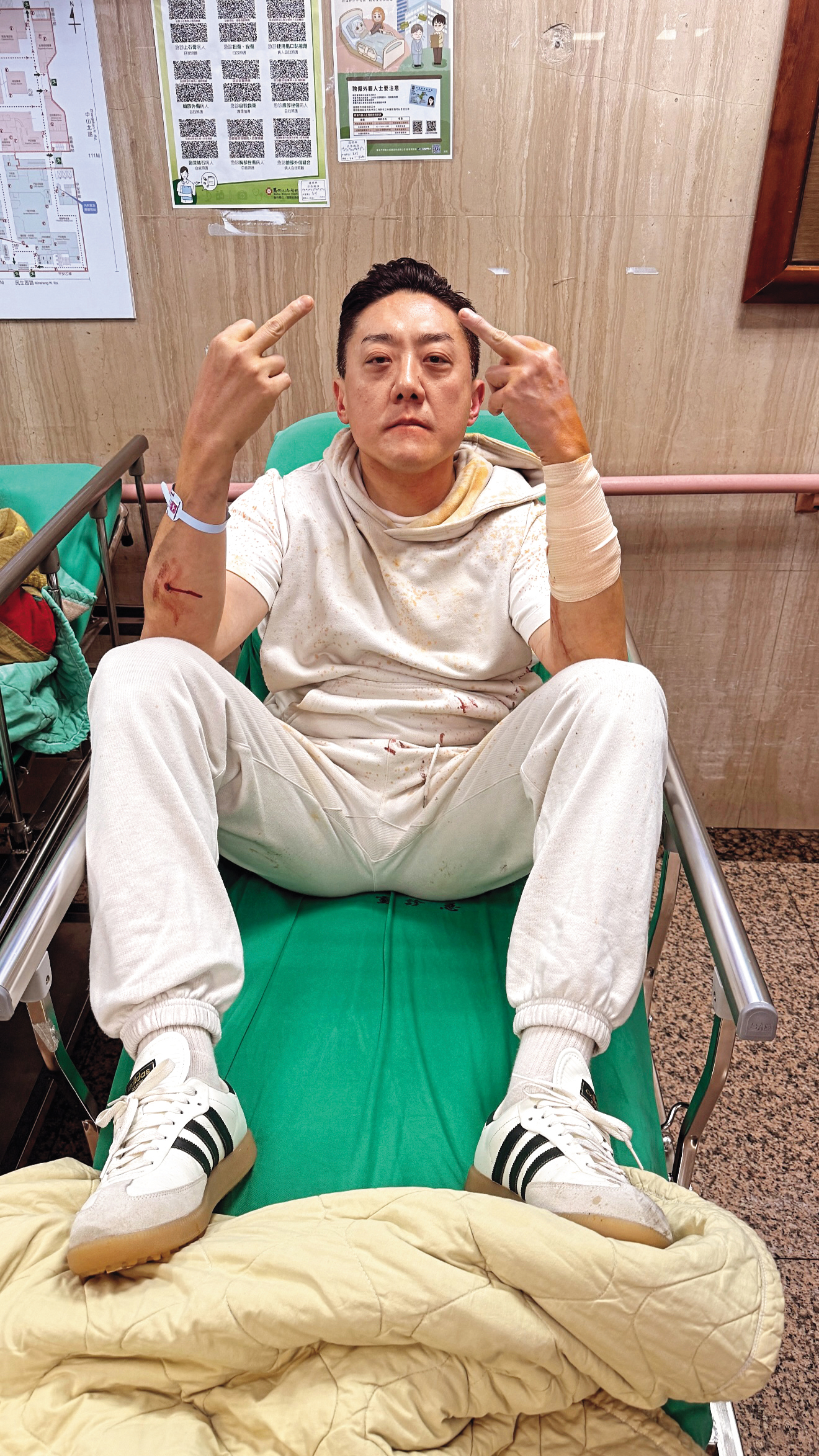 夏天倫被歹徒攻擊後送醫，在社群po出自己比中指的照片。（翻攝自夏天倫IG）