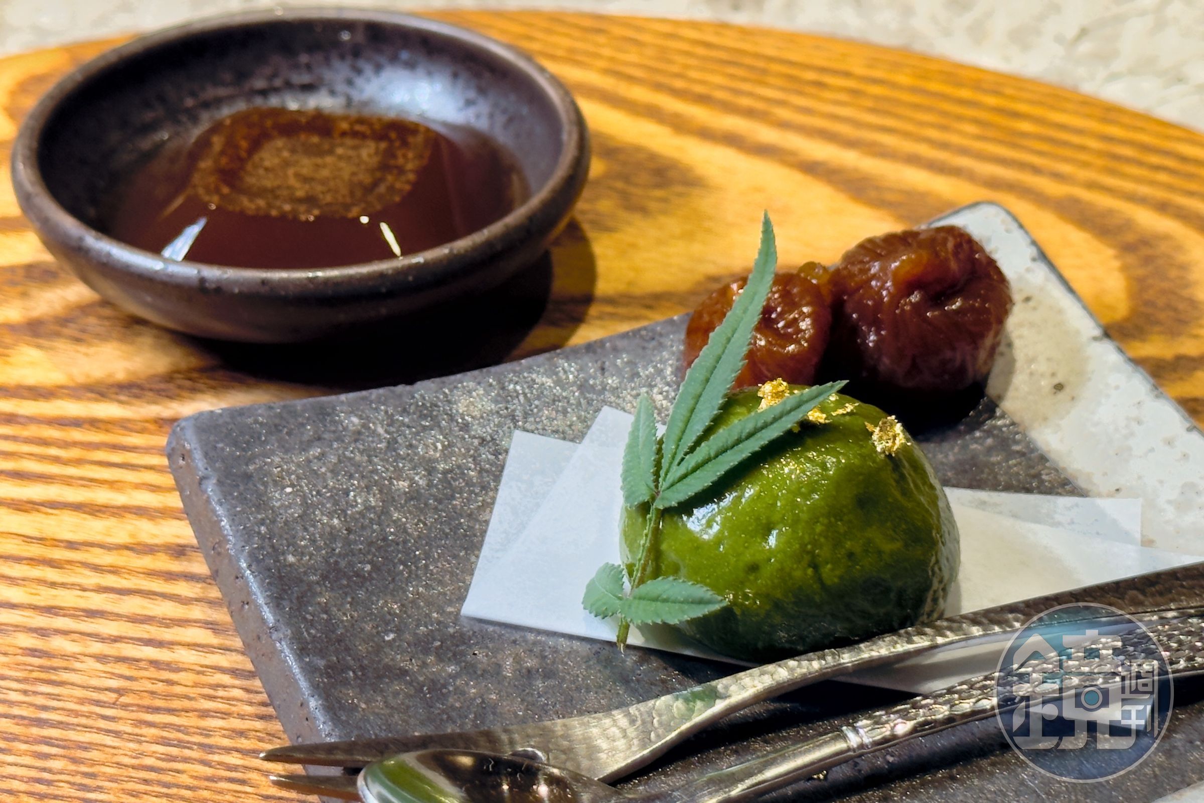 「夏日甘味三品」有桂花烏龍茶凍、柚香無花果與宇治金時Q餅,以茶香、果香與抹茶甘韻替盛夏旬味清爽收尾。