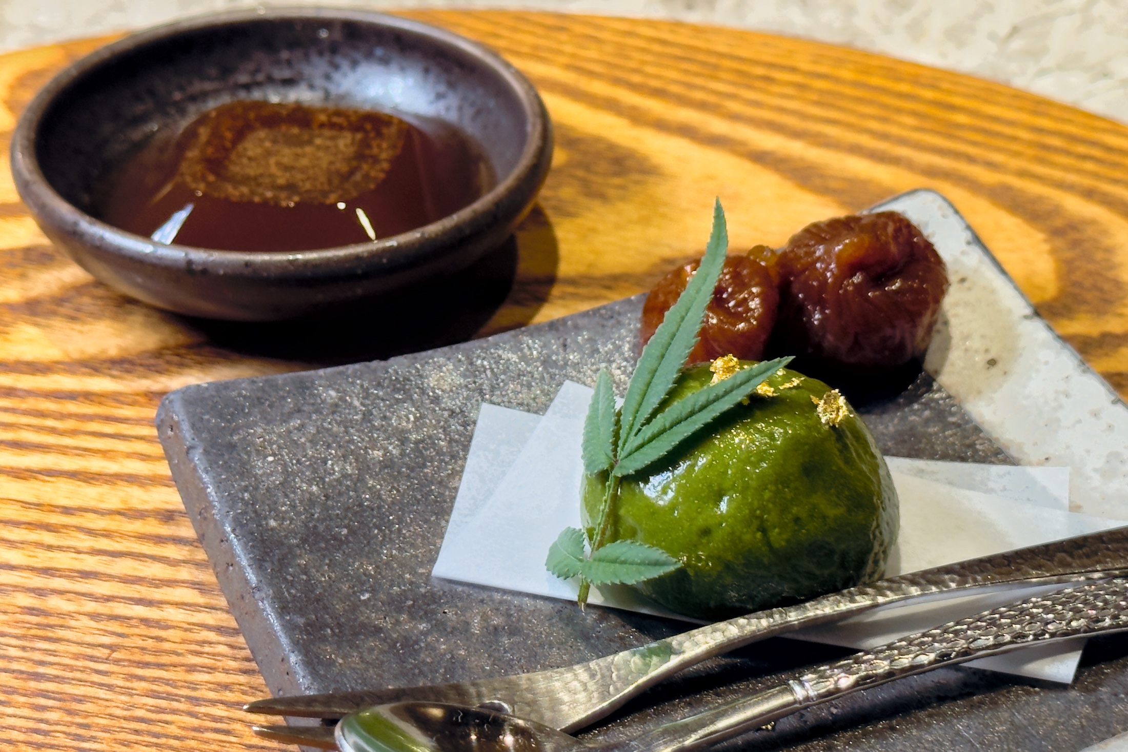 「夏日甘味三品」有桂花烏龍茶凍、柚香無花果與宇治金時Q餅,以茶香、果香與抹茶甘韻替盛夏旬味清爽收尾。