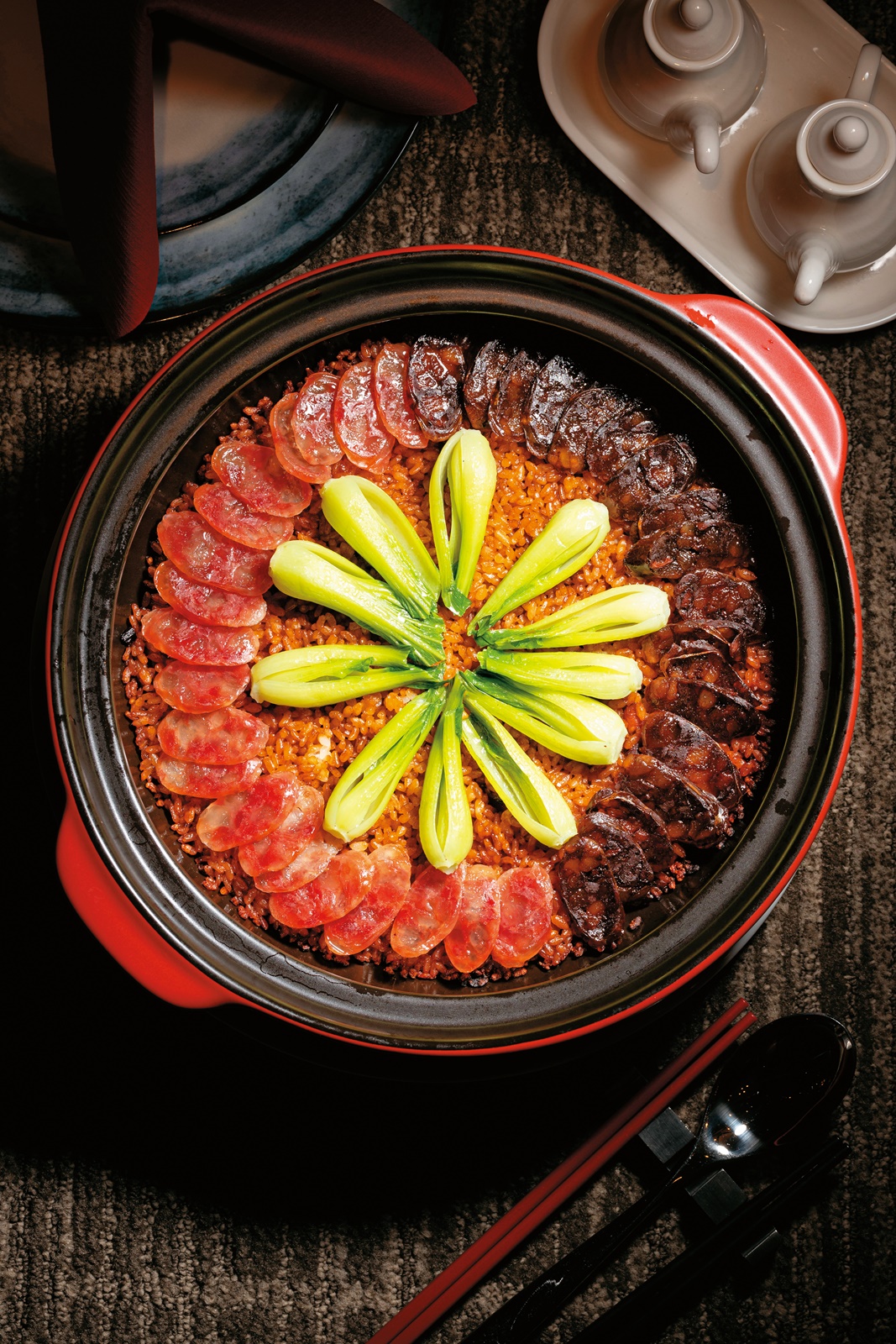 「臘味雙腸煲仔飯」用兩種米來煮,最後烤出鍋巴,非常美味。(每位3,500元套餐菜色)