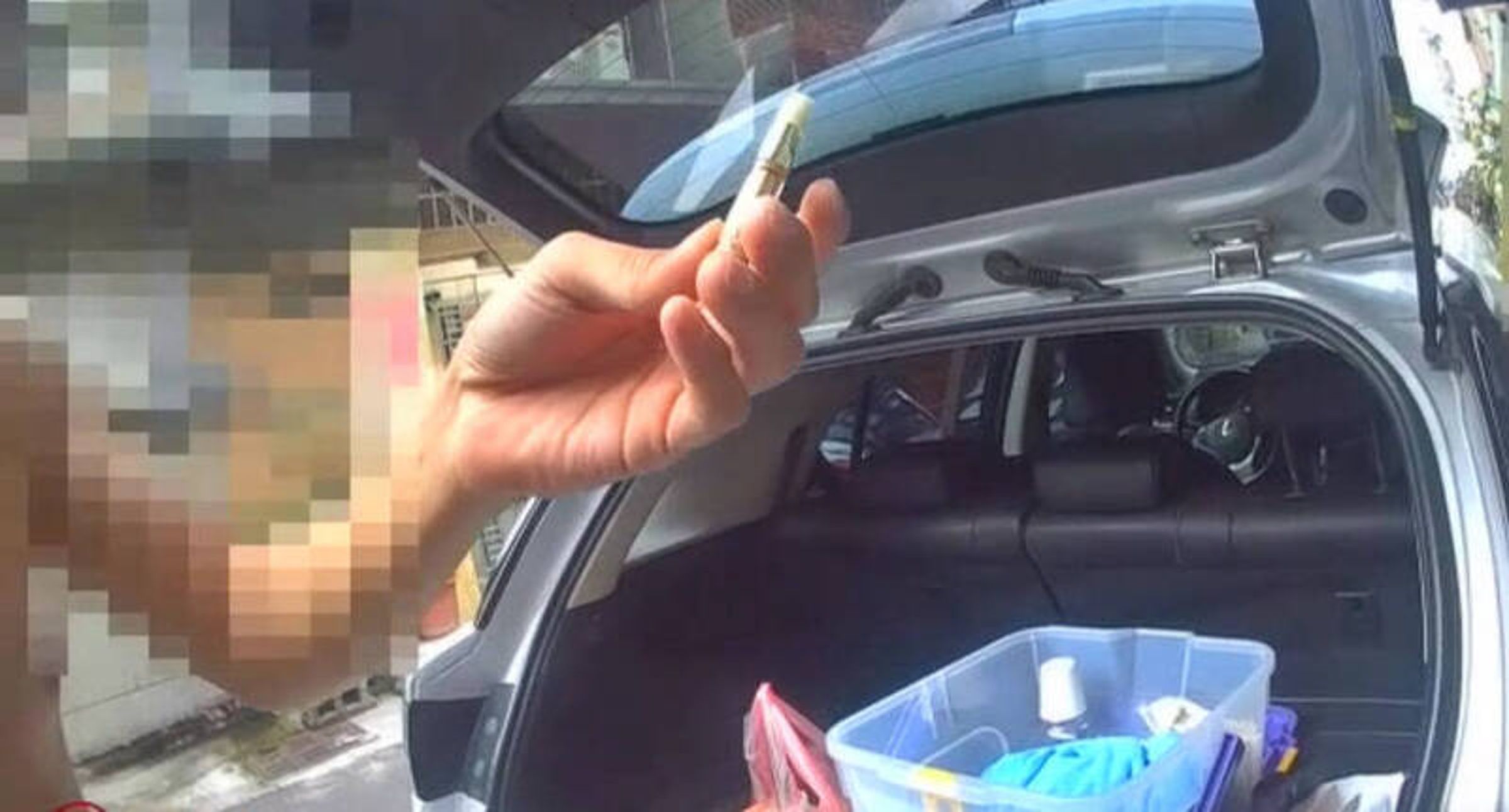 侯男(左)嗑藥嗑到茫,還反問盤查員警:「要買(毒品)嗎?」(警方提供)