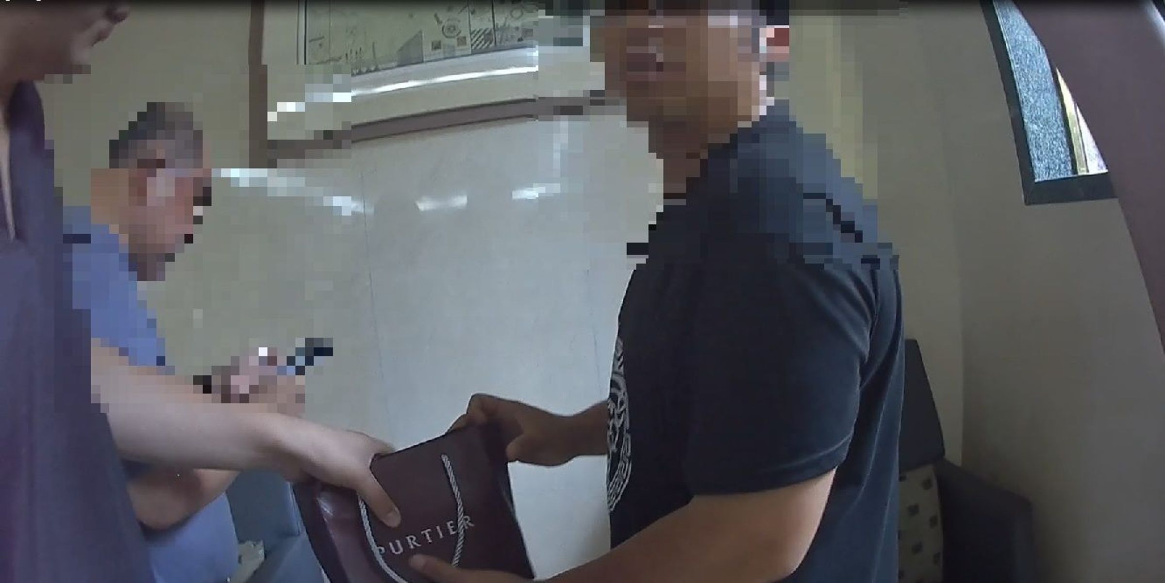 警方當場查獲面交車手。（內湖分局提供）