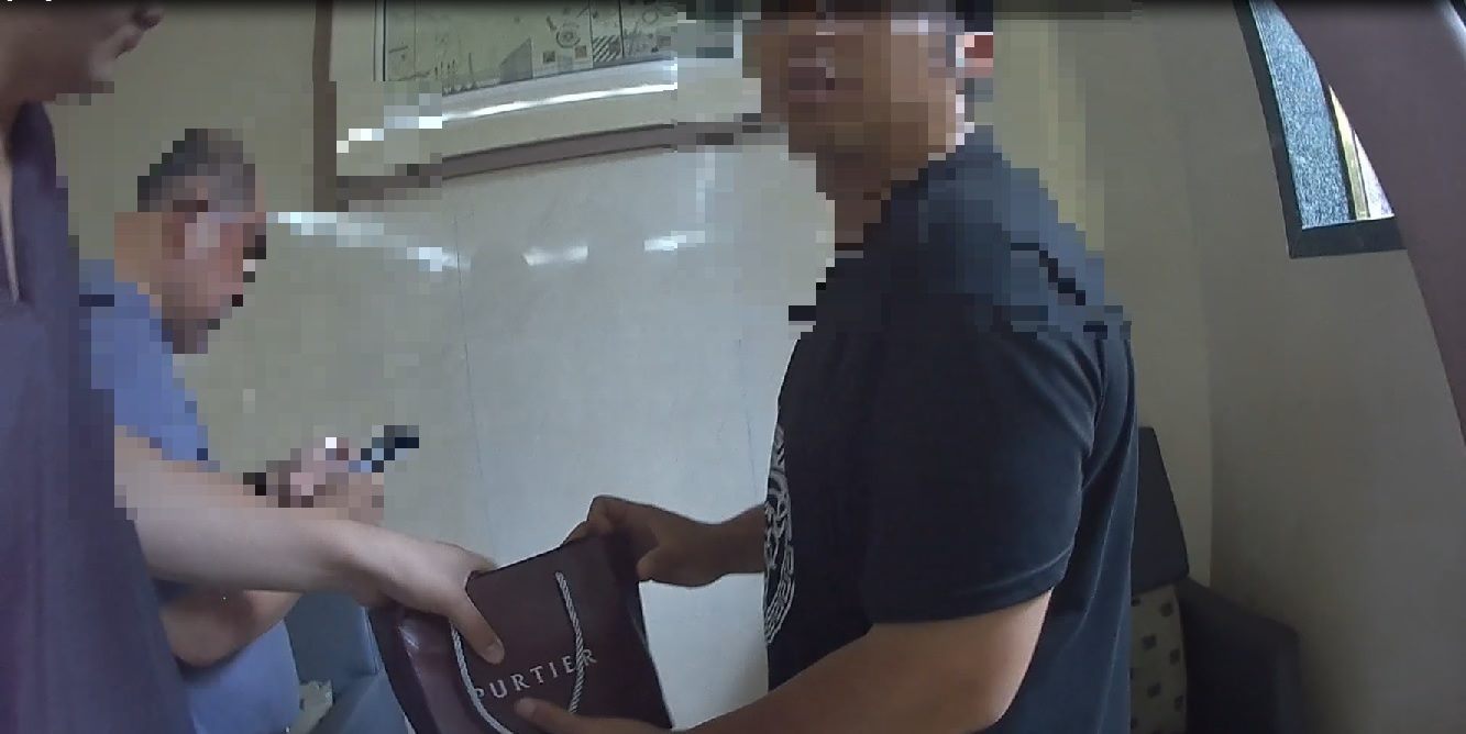 警方當場查獲面交車手。（內湖分局提供）