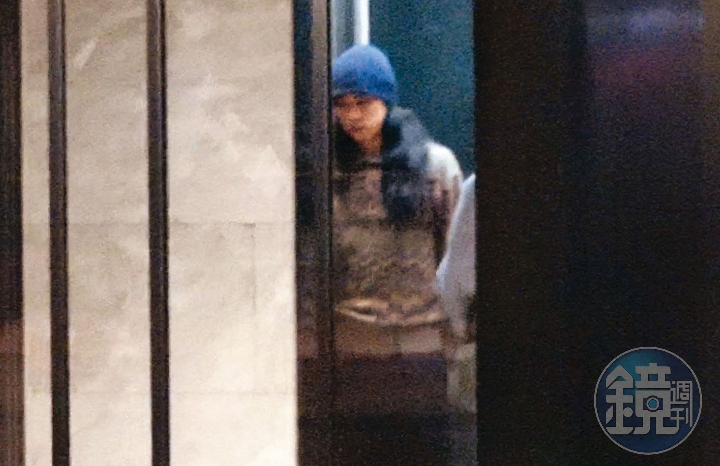 20:31,王瞳來到新北一處大廈社區,跟著已經等在樓下的長髮男搭電梯上樓。