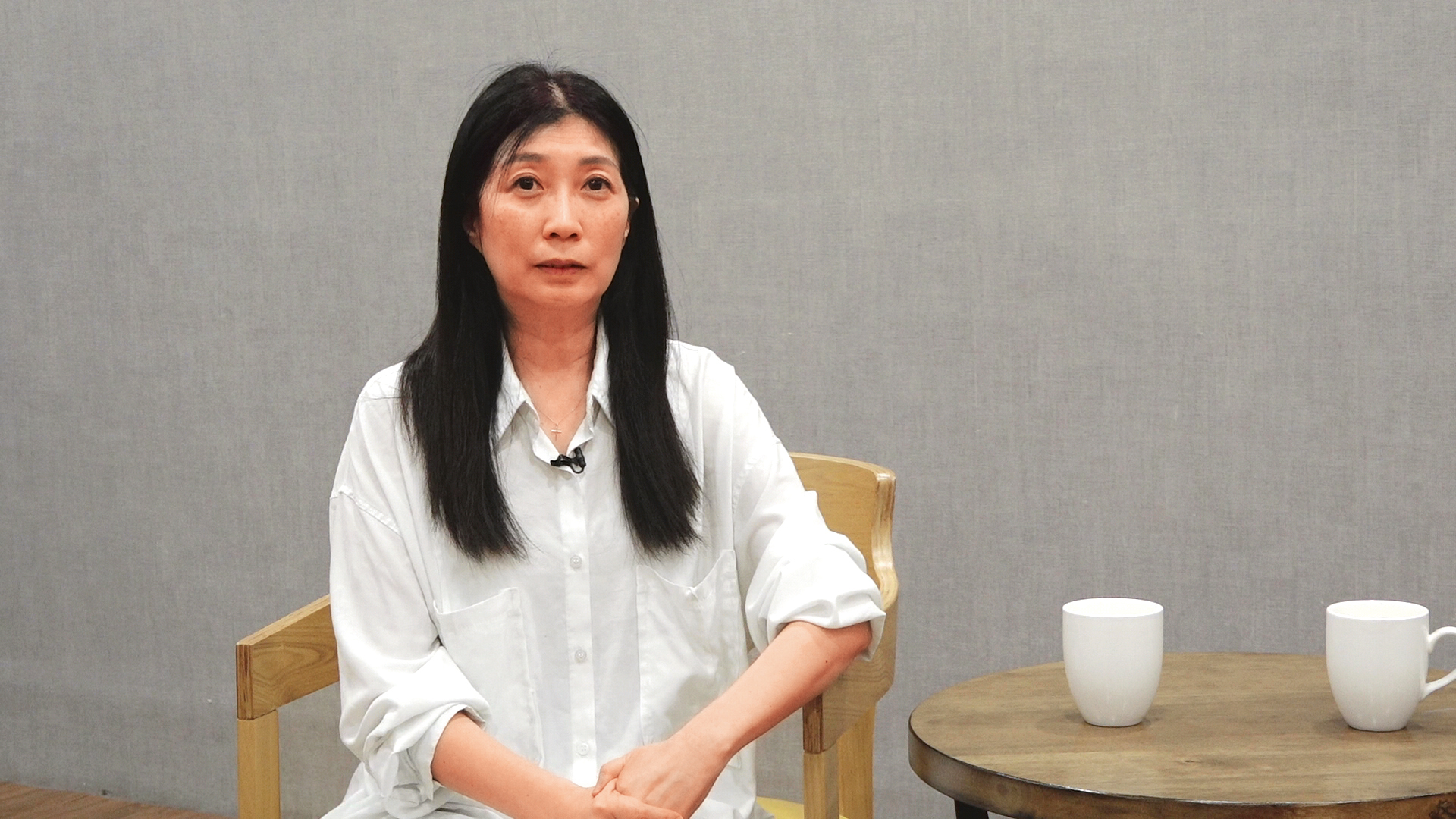 黃嘉千鼓起勇氣受訪，面容憔悴、眼神空洞，除了不捨朋友遭攻擊，也為了想保護的人而出面。