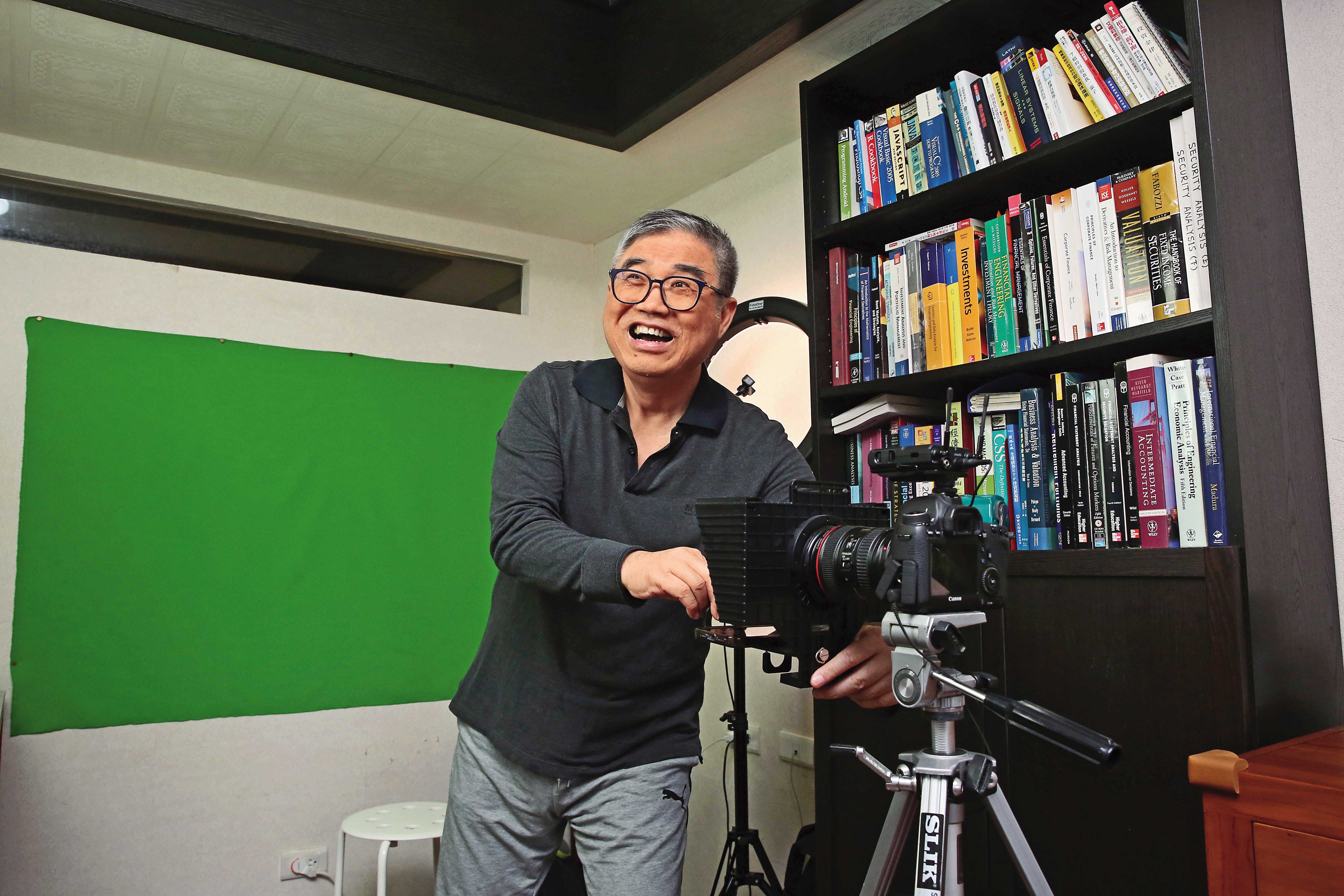68歲的怪老子在新北永和家中的工作室，自拍自剪影片，要當「理財傳教士」。