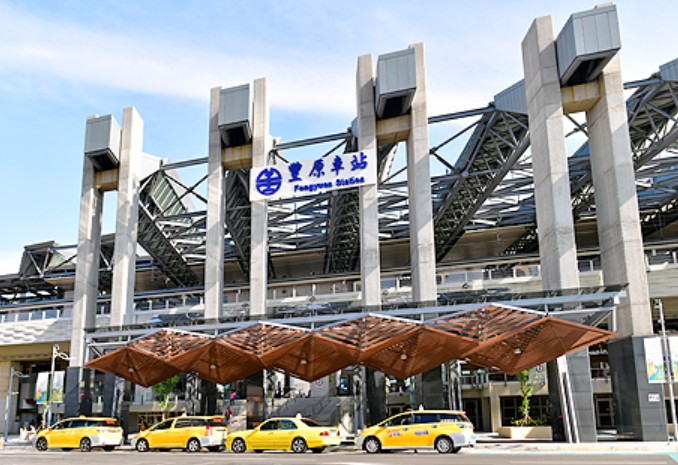 台鐵豐原站發生男子持刀傷人事件。(翻攝自google maps)