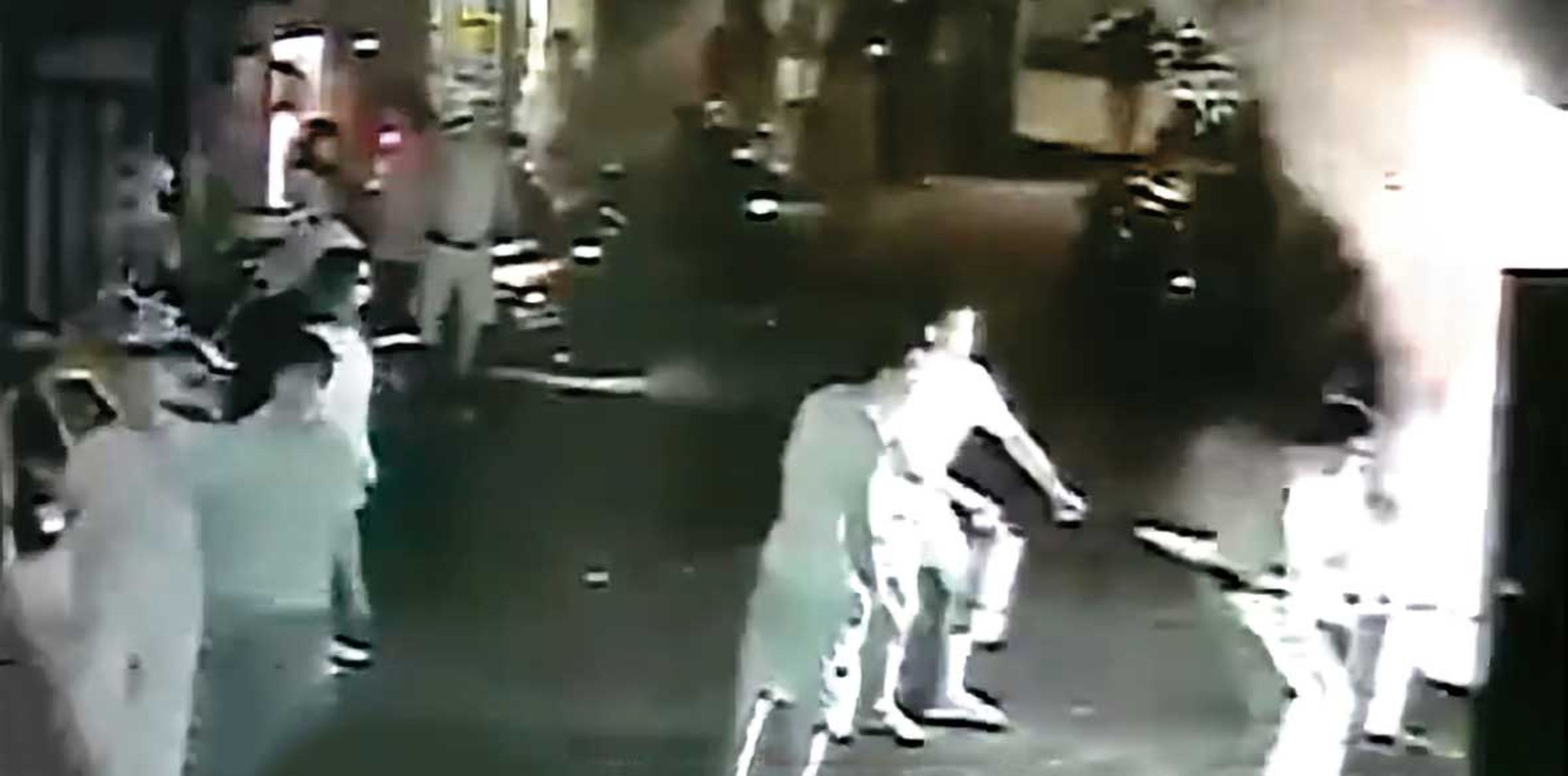 公寓1樓竄出大火，住戶倉皇逃生，附近鄰居趕緊協助滅火。（翻攝畫面）