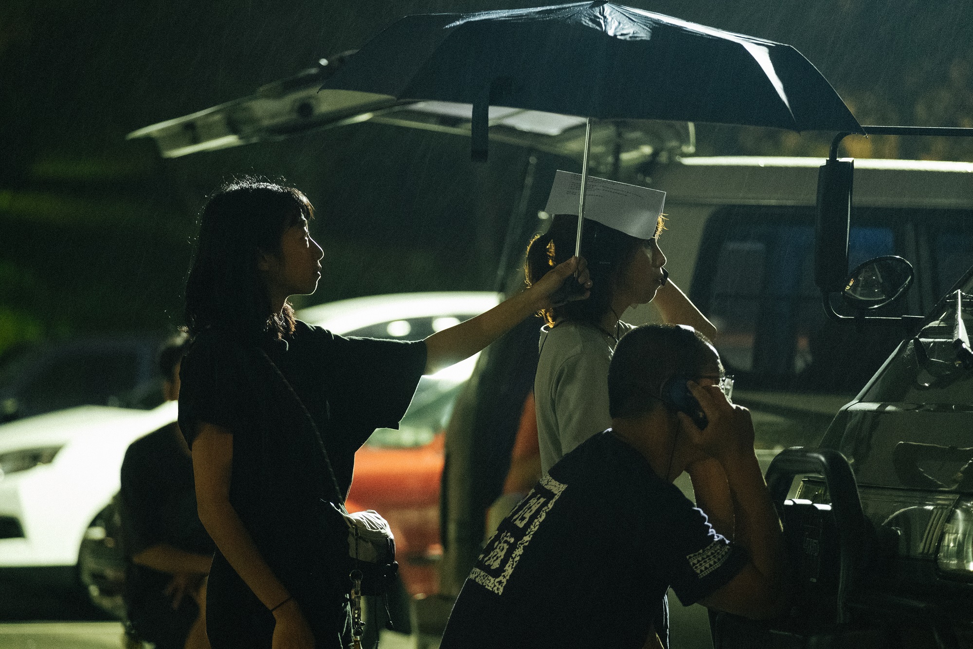 方夢貞(左二)與拍攝團隊在雨中等待,耐心觀察。(公視提供)