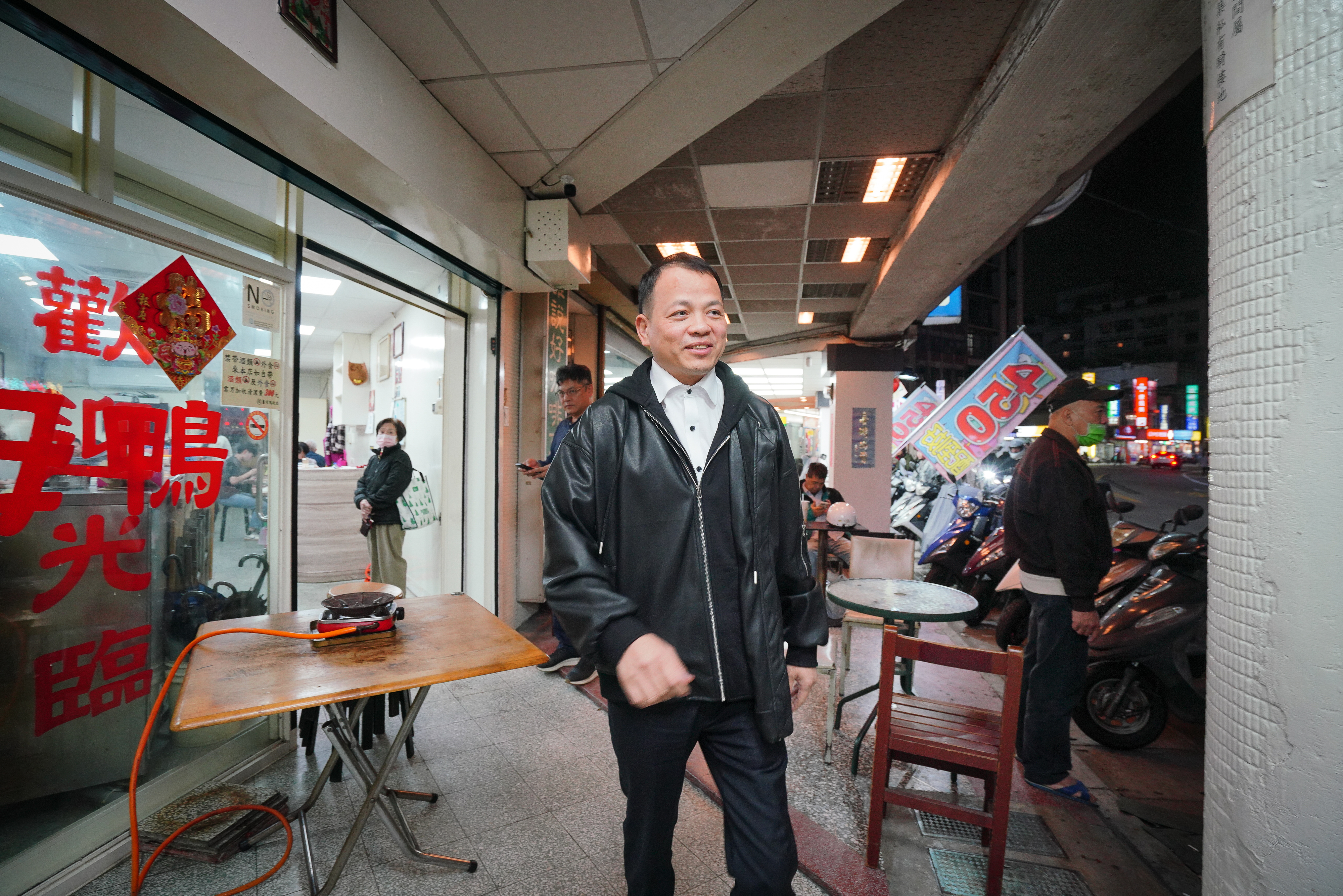 吃了30年的老客人陳文裕，如今是侯薑母鴨合夥人。