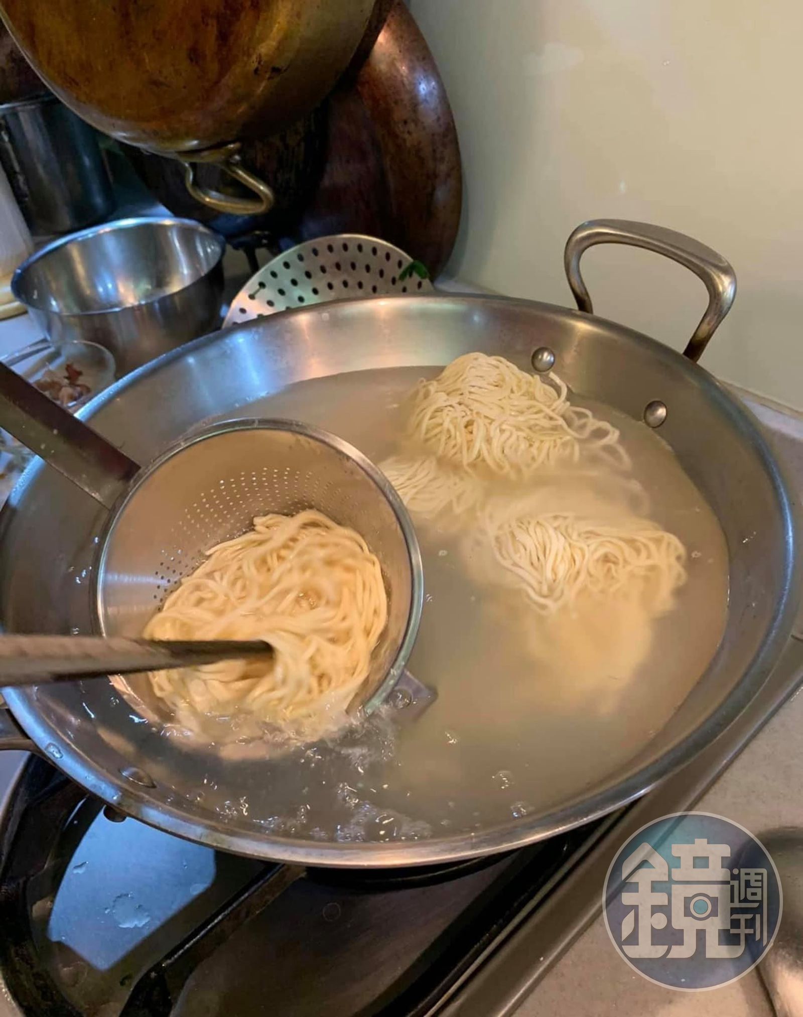 所謂「切仔麵」是指煮麵時，盛麵的漏勺在滾水中切切切切的動作。