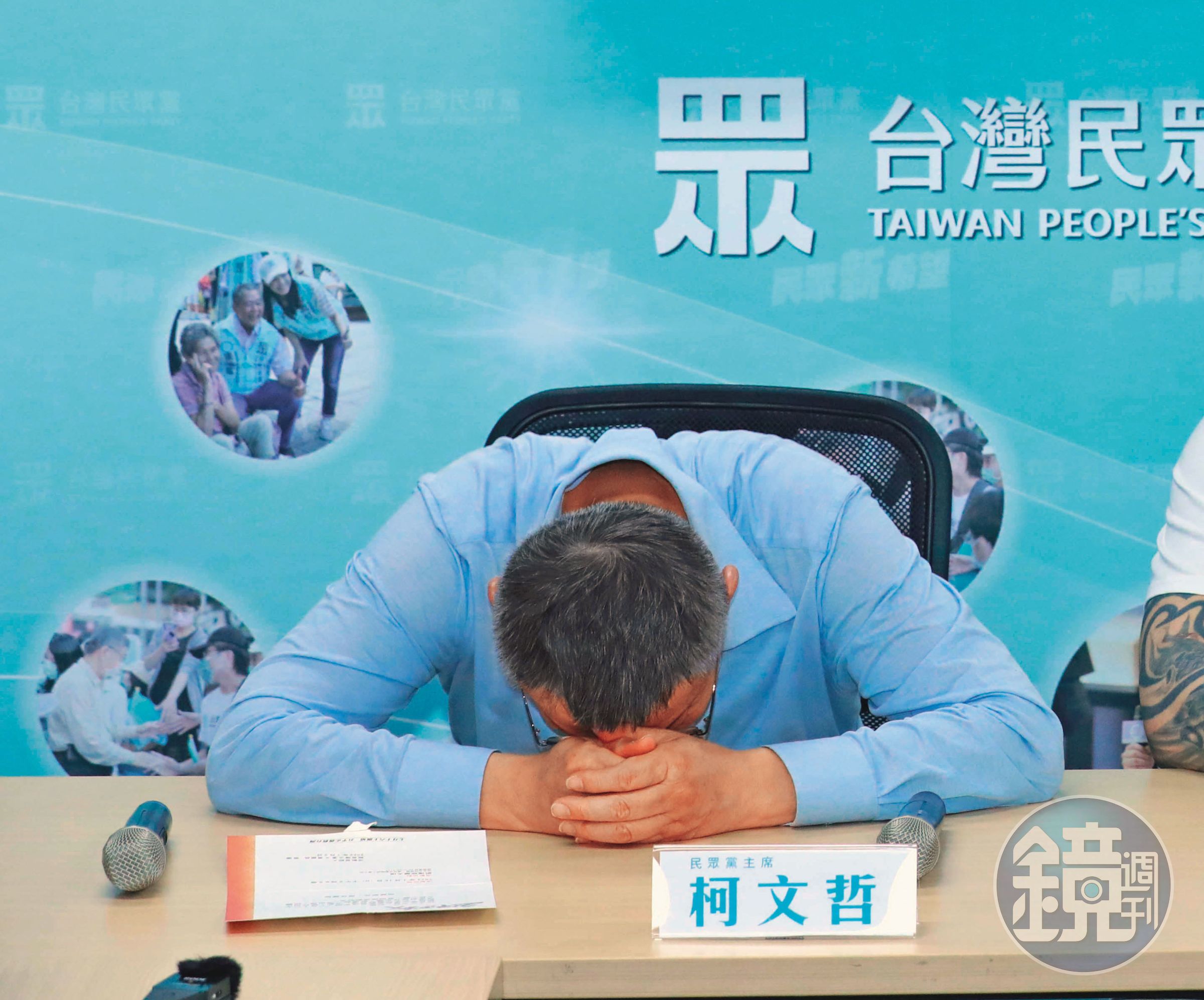 柯文哲之前也曾在記者會上被媒體捕捉到「低頭趴桌」,幕僚當時解釋這是柯常有的一個ENDING POSE。