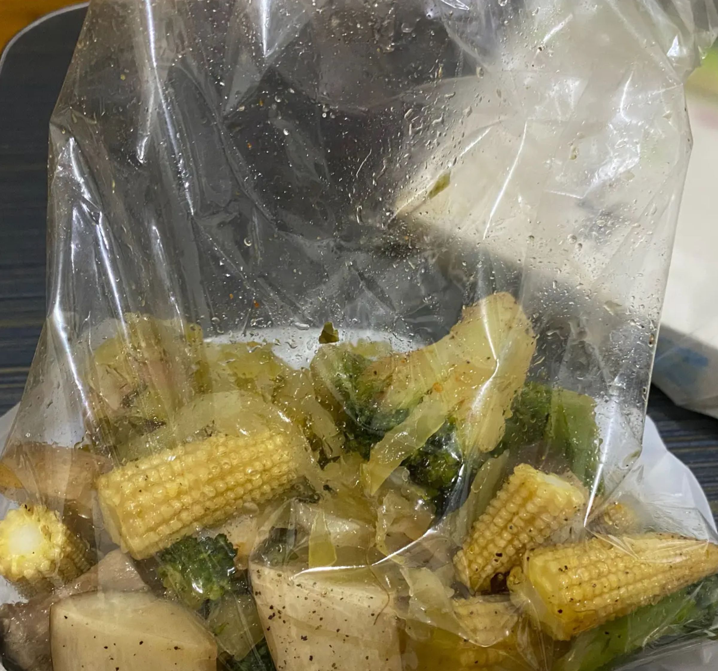 有網友在網路論壇po文，提到在夜市買了一袋小菜要價120元，讓她無奈直呼「窮人不配逛夜市」。（翻攝自Dcard）