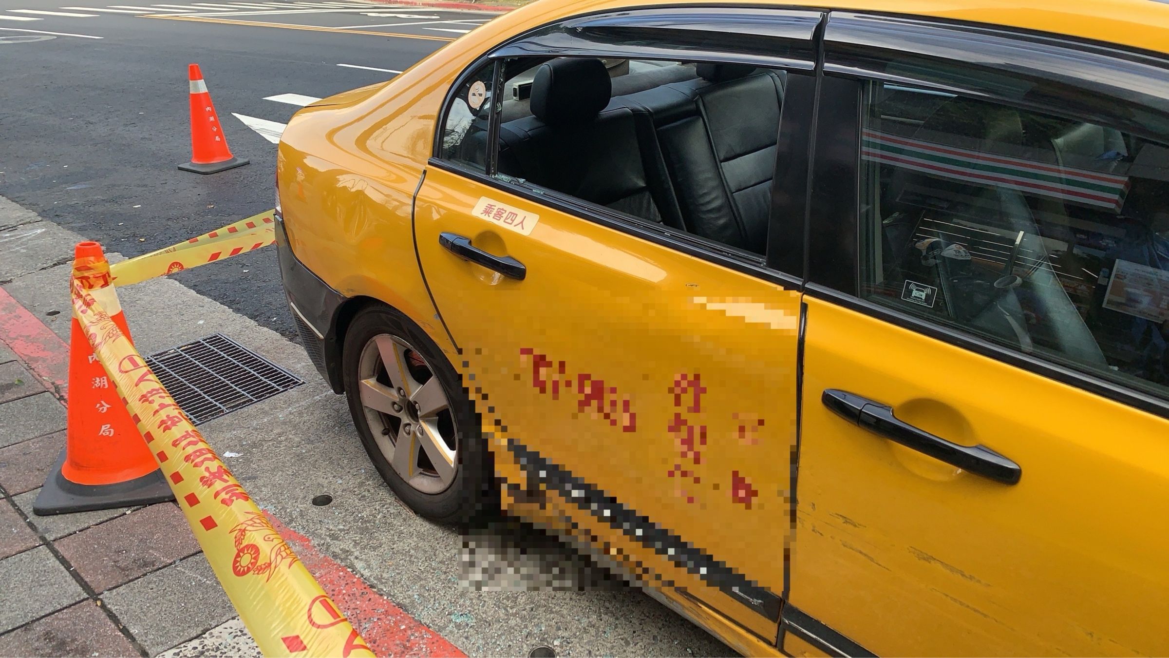 民眾發現杜男駕駛的計程車違規停放路邊久不開走，向警方報案。（翻攝畫面）