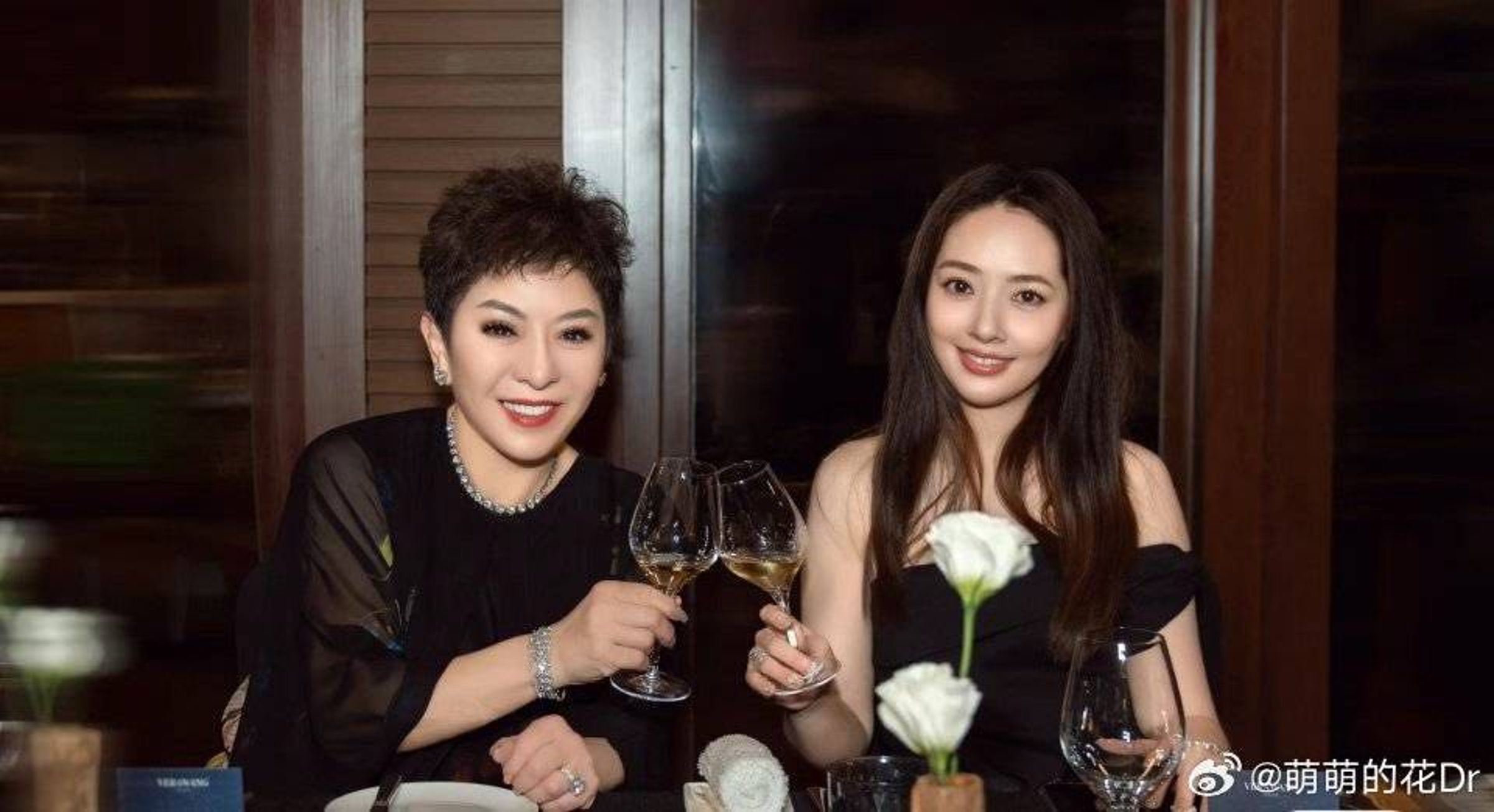 郭碧婷跟老公向佐婚變消息傳不停,日前跟婆婆向太一起參加時尚活動引起關注。(翻攝自萌萌的花Dr 微博)