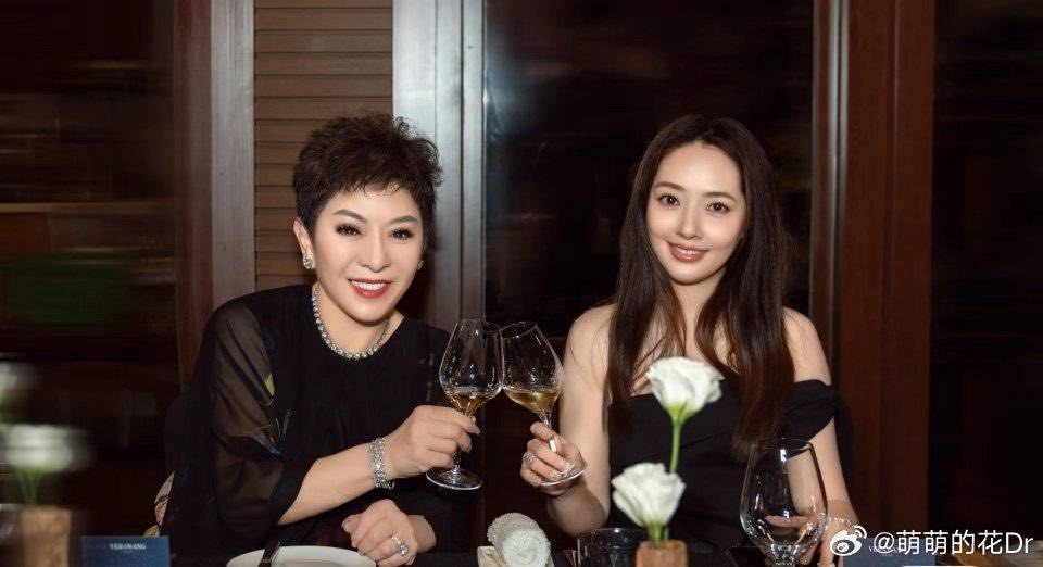 郭碧婷跟老公向佐婚變消息傳不停,日前跟婆婆向太一起參加時尚活動引起關注。(翻攝自萌萌的花Dr 微博)