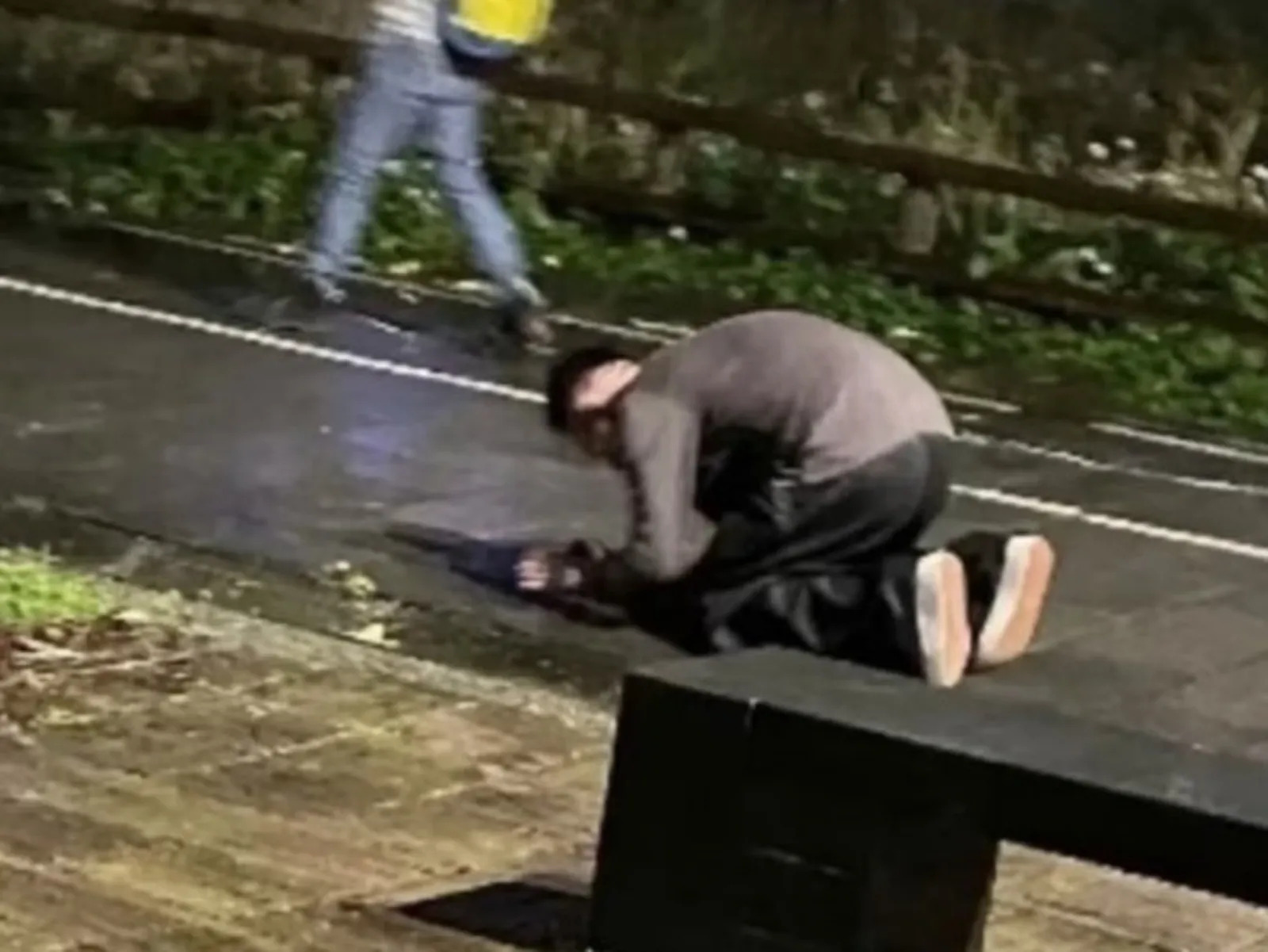 之前汪小菲「雨中下跪」，結果被爆其實是因跟現任妻子馬筱梅大吵。（翻攝網路）