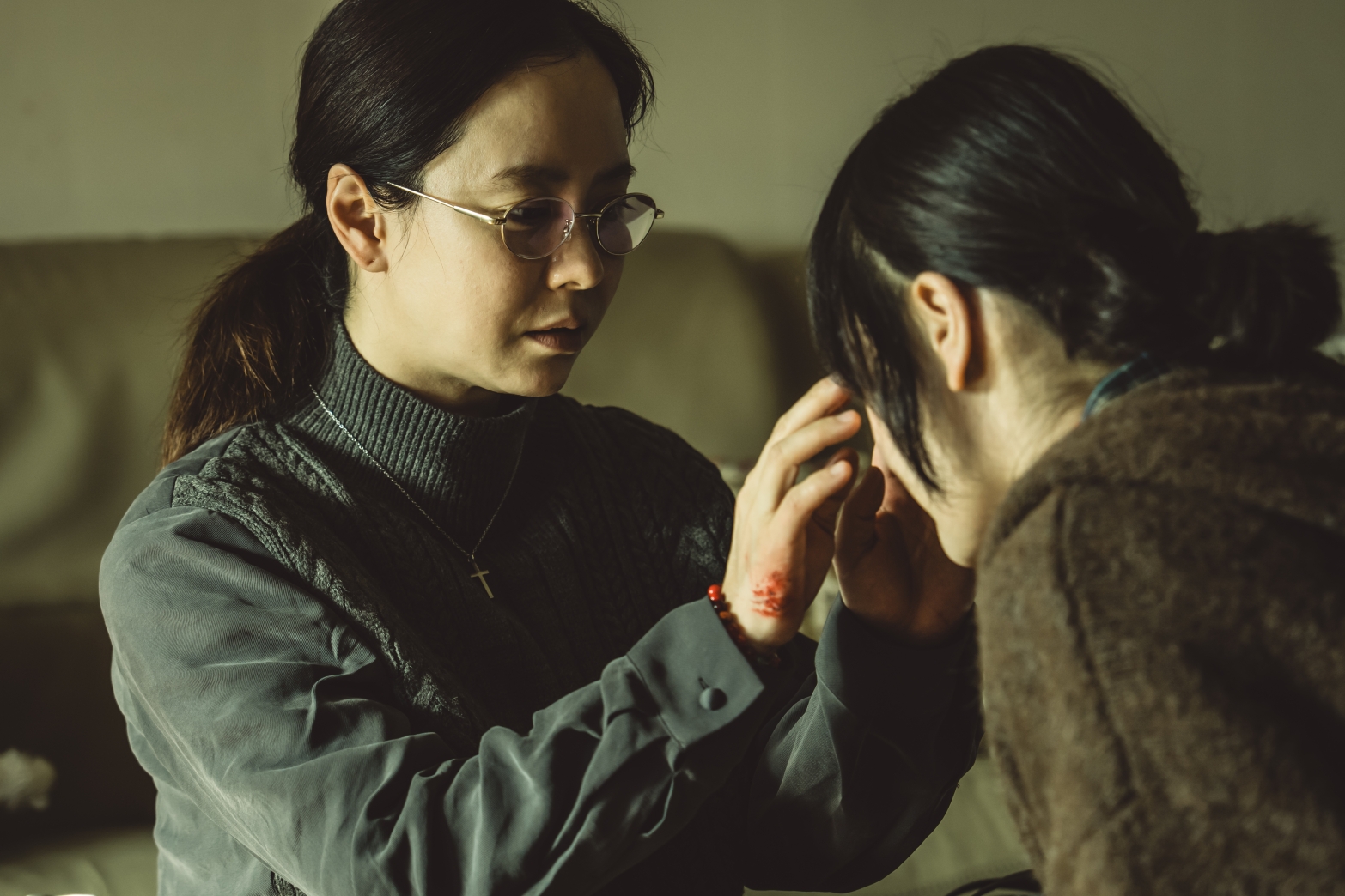 宋智孝在《魔鬼交易》飾演一名被宗教神蹟感召而走火入魔的母親。(可樂電影提供)