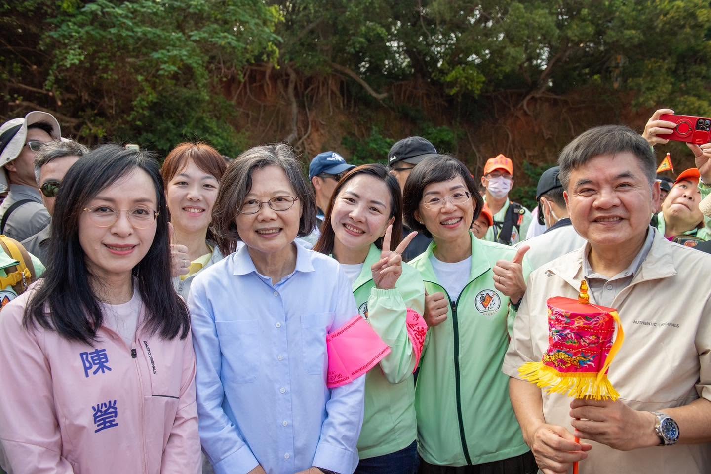 蔡英文今年４ｍ白沙屯媽祖回鑾過程中與陳瑩（左一）同框亮相。翻攝蔡英文臉書