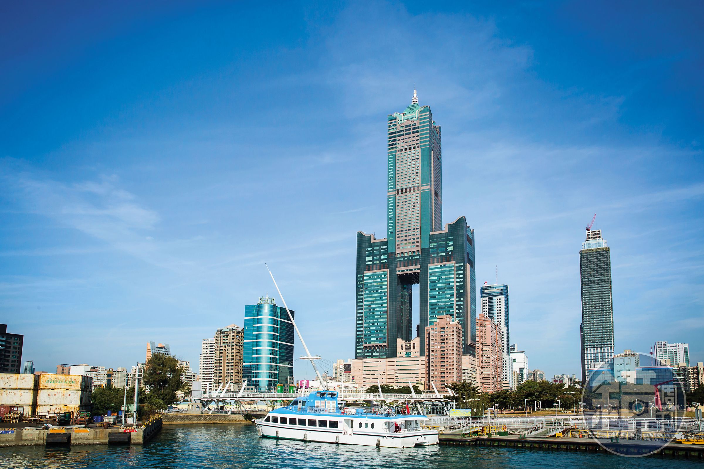近年高雄有重大建設和科技大廠進駐，尤其亞灣特區含金量高。