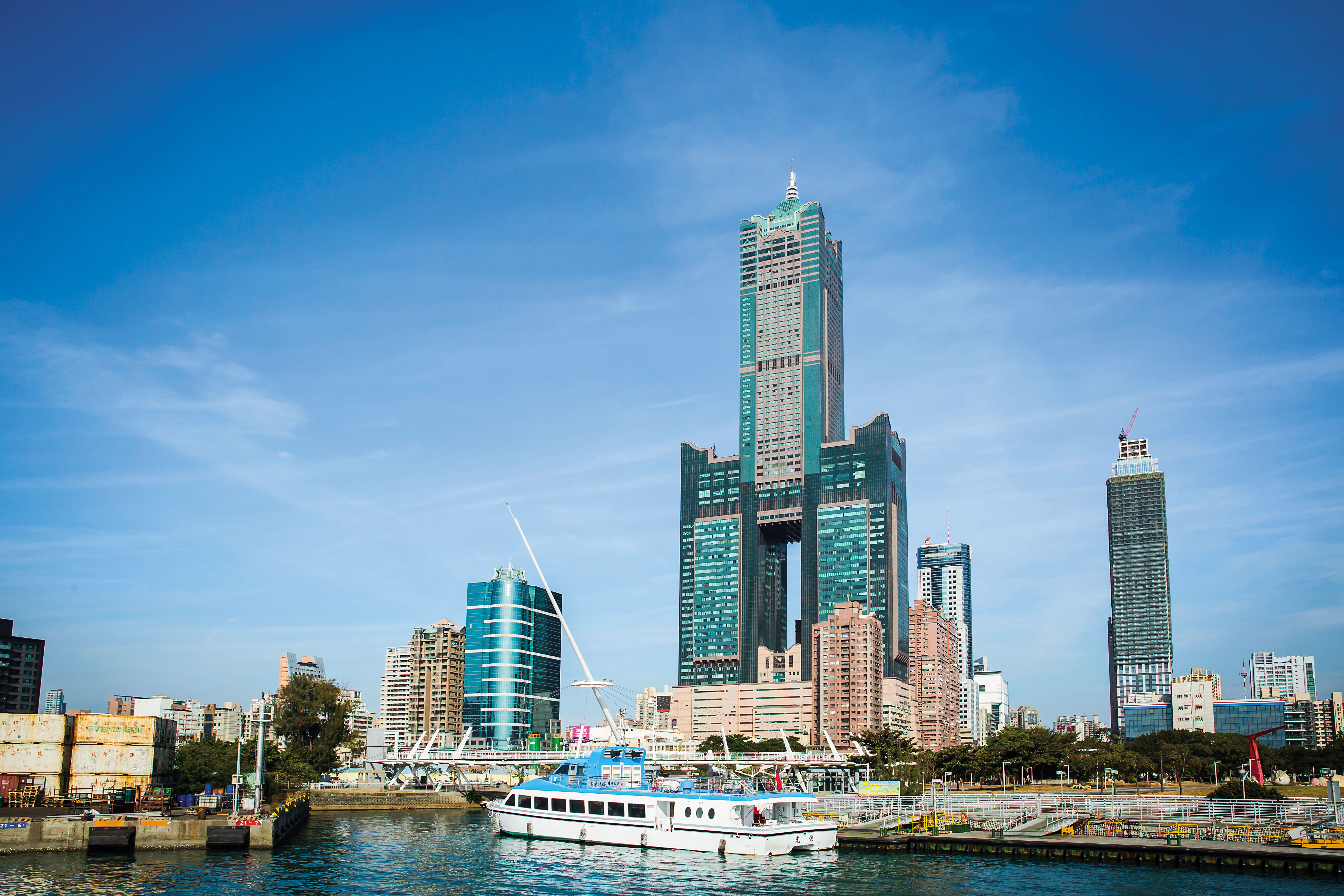 近年高雄有重大建設和科技大廠進駐，尤其亞灣特區含金量高。
