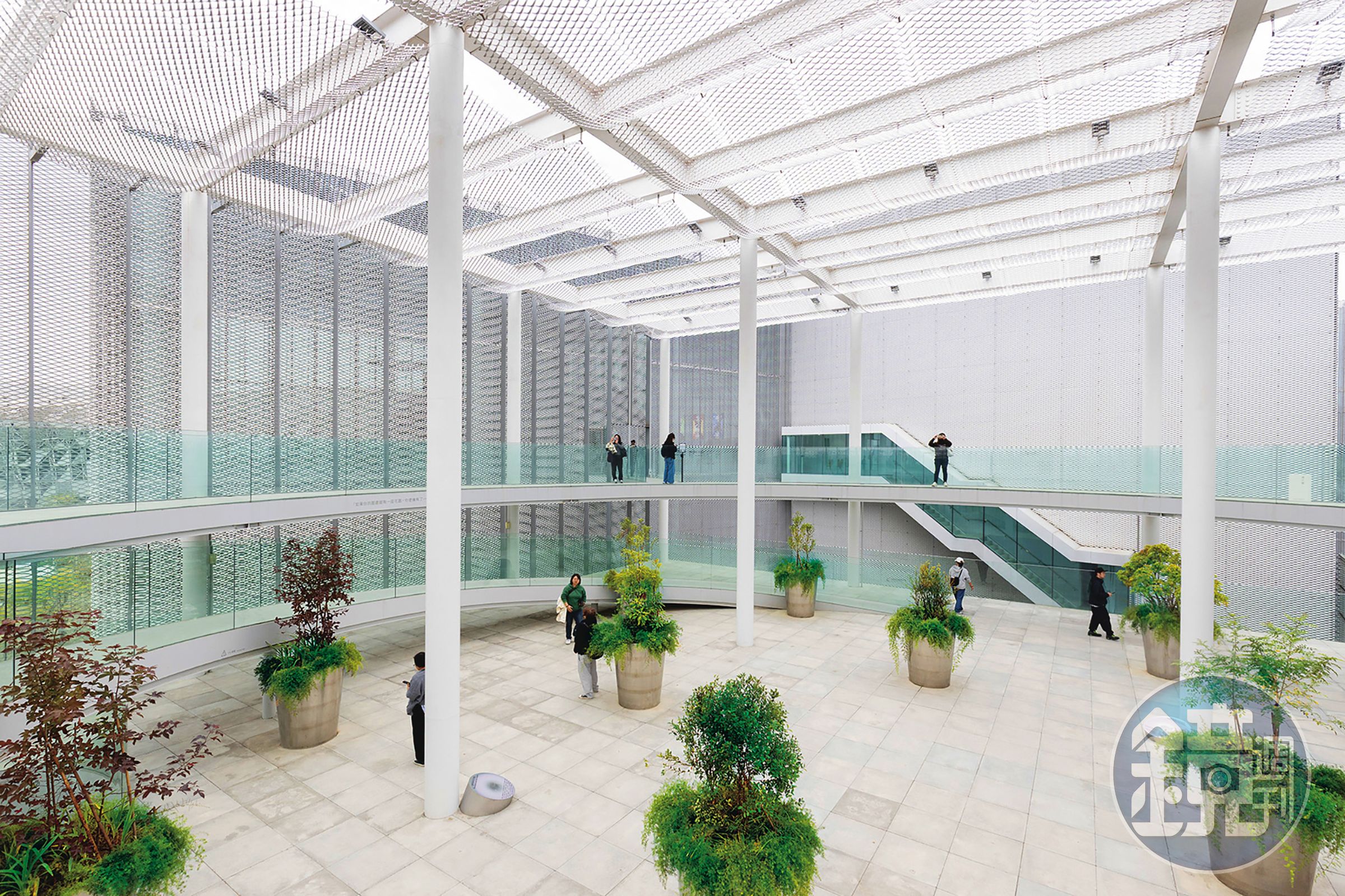 文化之森是美術館與圖書館之間的挑空半戶外屋頂花園，以金屬擴張網打造外牆，使空間保有穿透性。