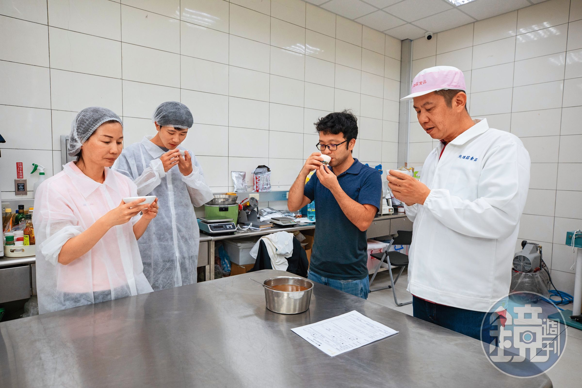 除了自主開發新品項,吳政憲(右1)說很多客戶也會提出需求,再與元進莊一起合作研發新菜色,妻子吳姵羽(左1)與兒子(左2)也會參與試吃。