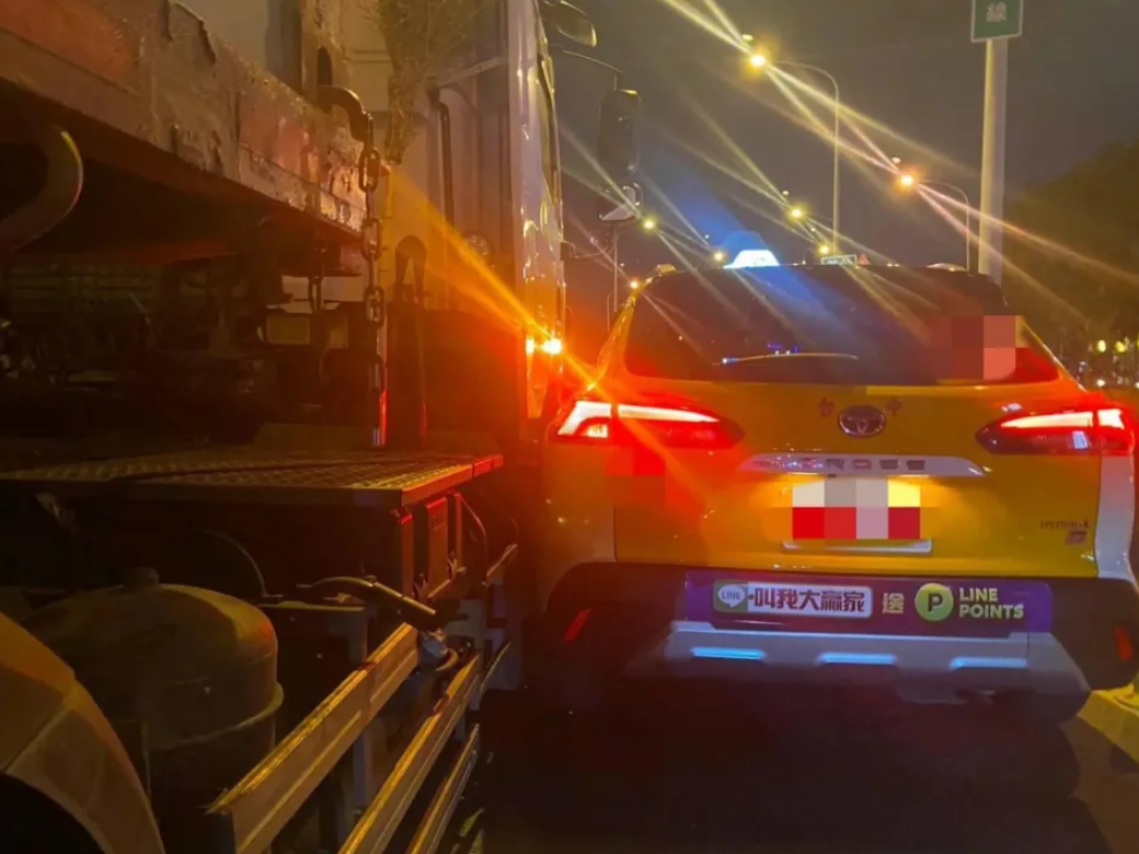 歌手曾瑋中與郭婷筠9日搭計程車前往尾牙表演時，遇上車禍。 （翻攝畫面）