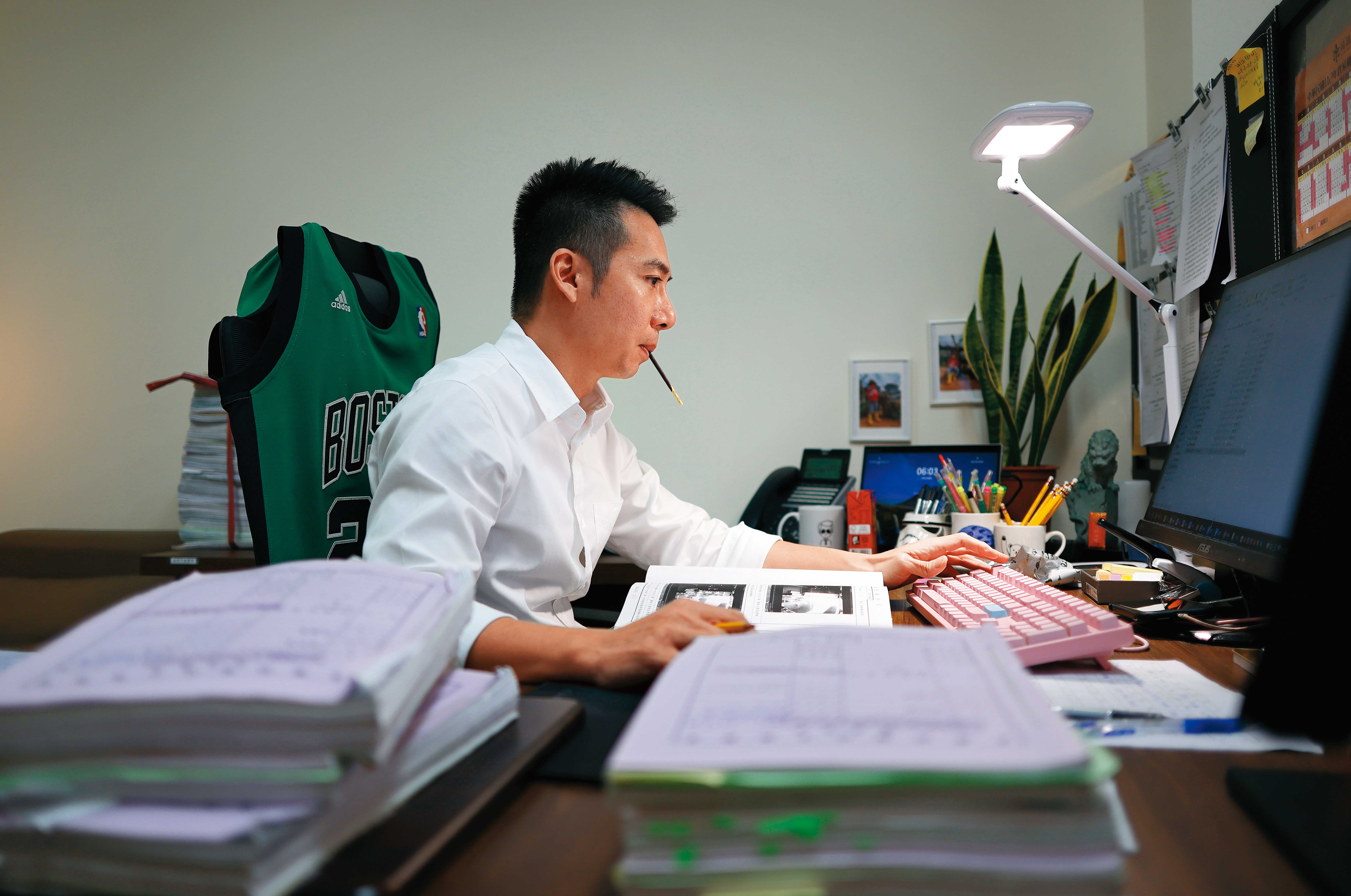 壓力大時，何啟榮的紓壓方式是吃巧克力棒，辦公室放了不少這款巧克力棒。