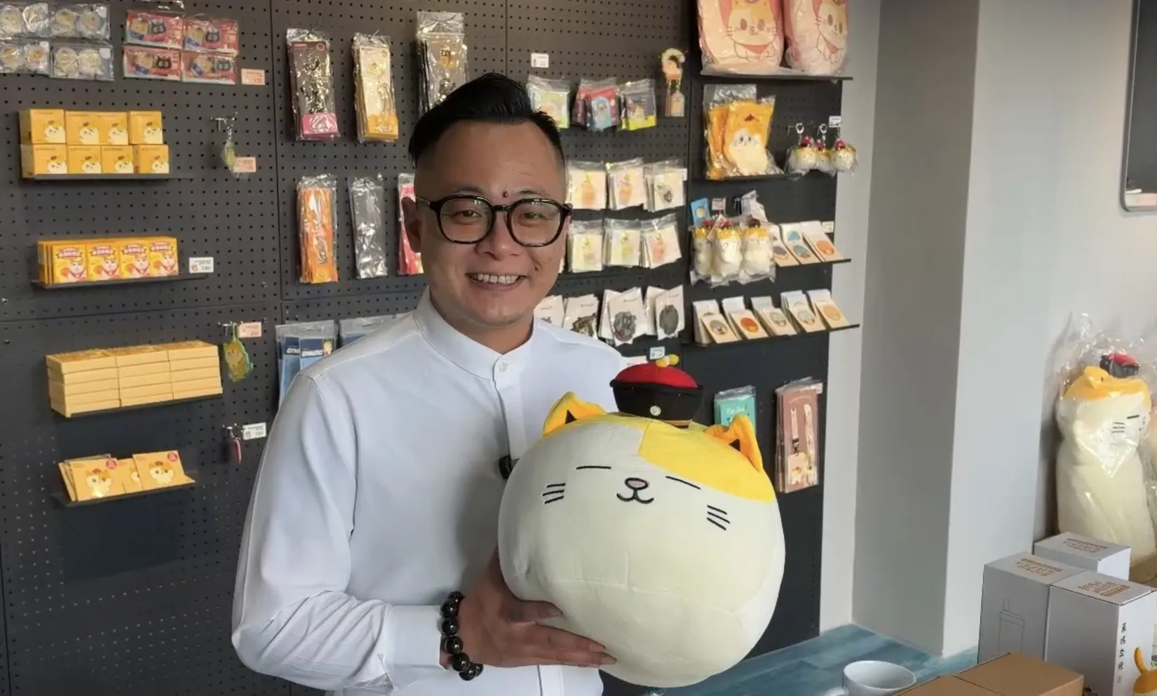 童子瑋走進黃阿瑪快閃店，邀請民眾除了到港邊看大型裝置，也能把可愛周邊帶回家，留下基隆400的專屬紀念。