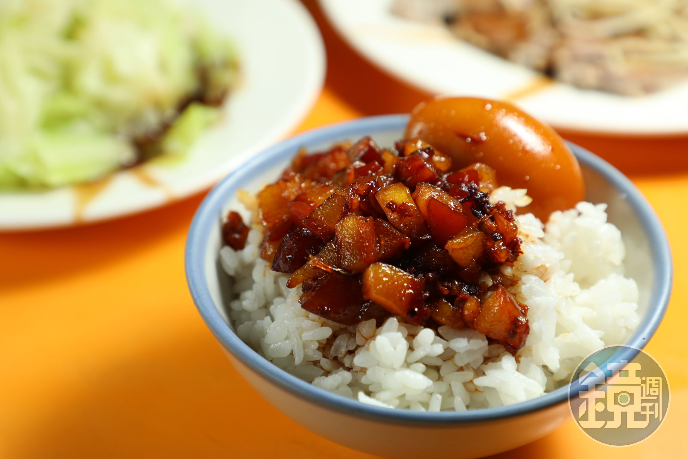東門市場有許多非常精彩的小吃，包括歷史最悠久的「東門城滷肉飯」。（30元／小碗、50元／大碗）