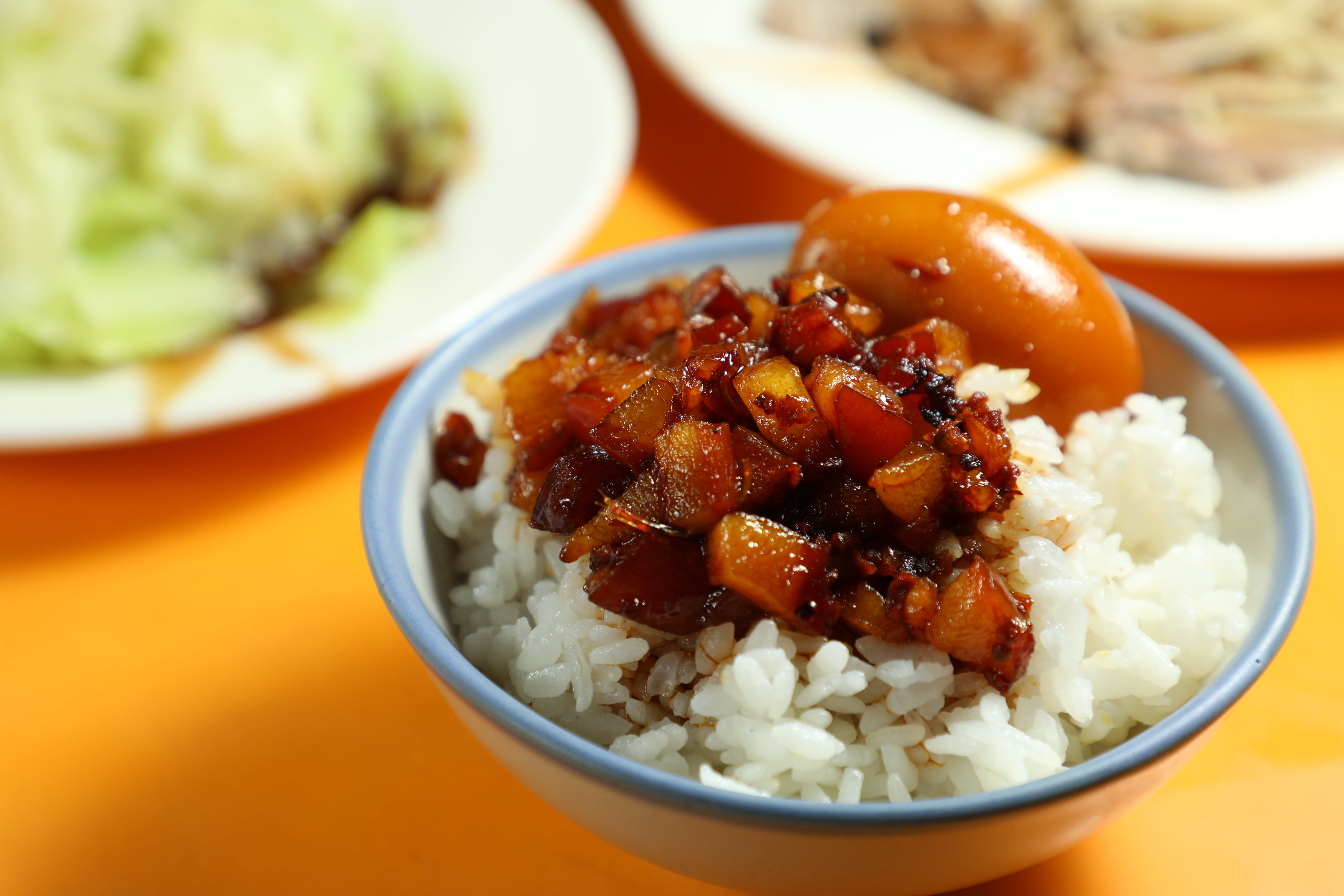 東門市場有許多非常精彩的小吃，包括歷史最悠久的「東門城滷肉飯」。（30元／小碗、50元／大碗）