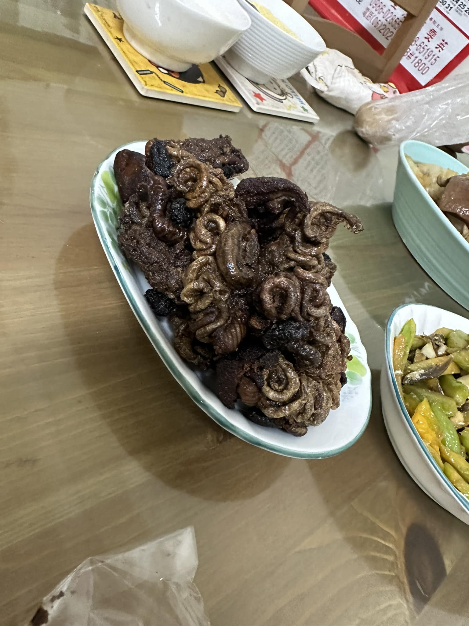 有位人妻在臉書社團po文,提到自己雖然是台南媳婦,但是看到桌子上放著一盤黑黑的料理,「還是會被嚇到」。(翻攝自爆廢1公社)