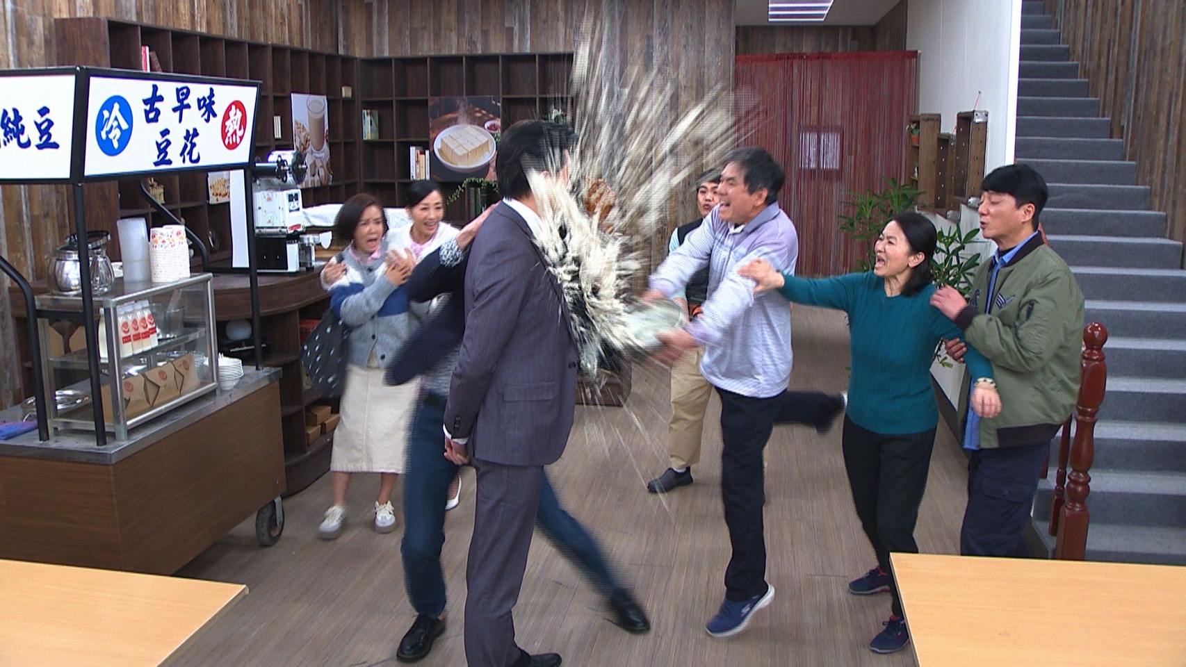 洪都拉斯在《豆腐媽媽》中火力全開，一出手就是經典名場面，「豆渣洗臉」要讓觀眾拍手叫好。（民視提供）