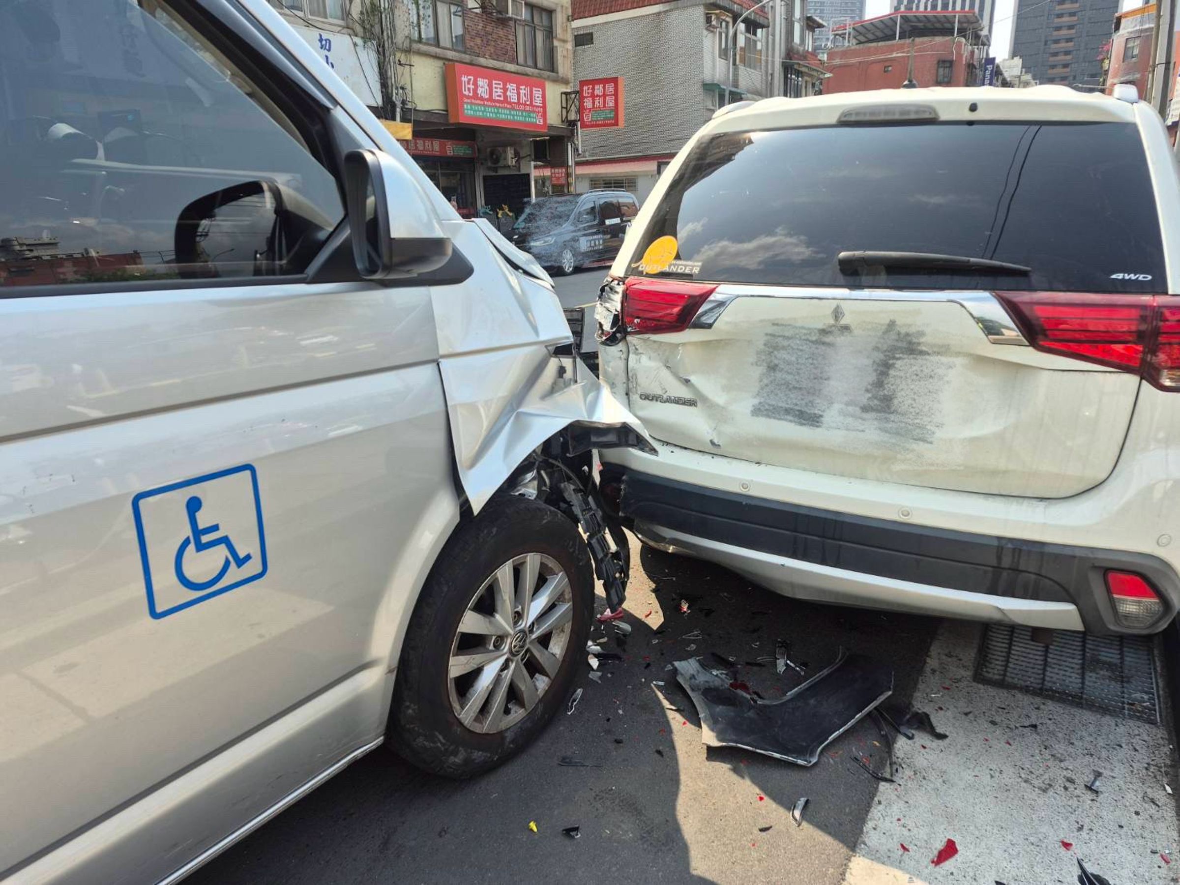 一輛復康巴士今日下午在北投明德路先撞上路旁一排15部機車,再撞毀3輛停車格的自小客,警方到場對肇事的張姓司機酒測,酒測值為0,疑疲勞駕駛釀禍。(翻攝畫面)