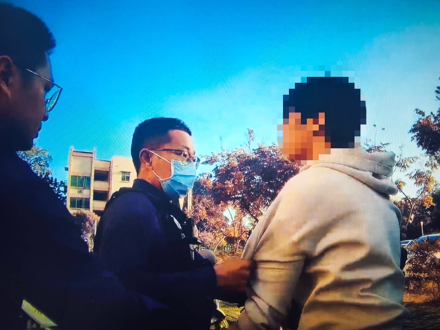 曾男持水果刀砍殺許姓女大生，遭警方及時壓制逮捕。（鳳山分局提供）