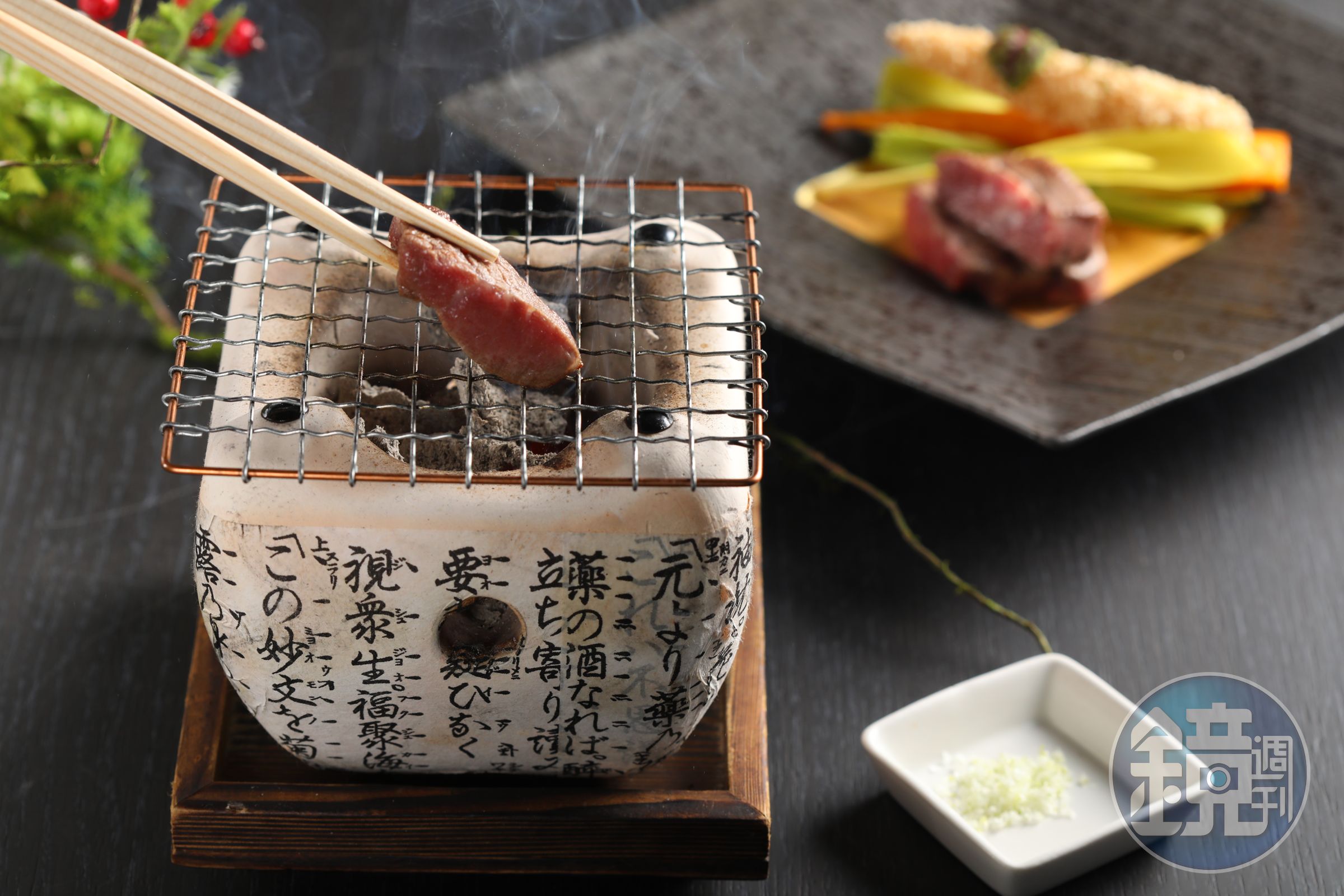 強肴「黑毛和牛菲力炭火燒」採用日本A5和牛，上桌3分熟，客人可在文字爐上自行調整熟度。