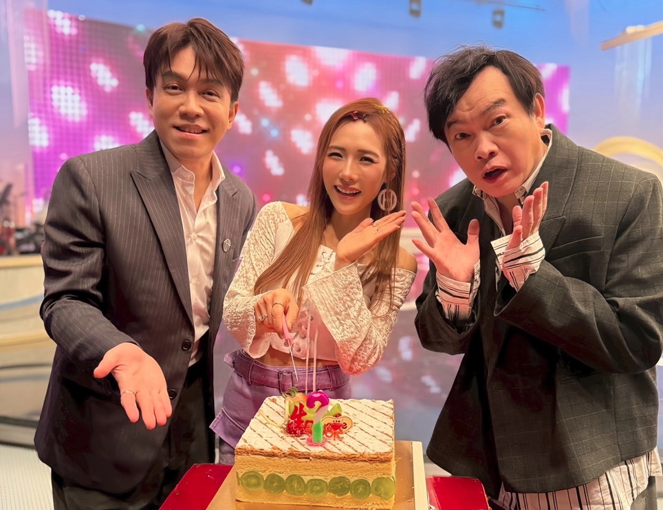 《綜藝一級棒》主持人康康與許志豪，端出生日蛋糕為吳申梅慶生。（喜上梅梢娛樂提供）