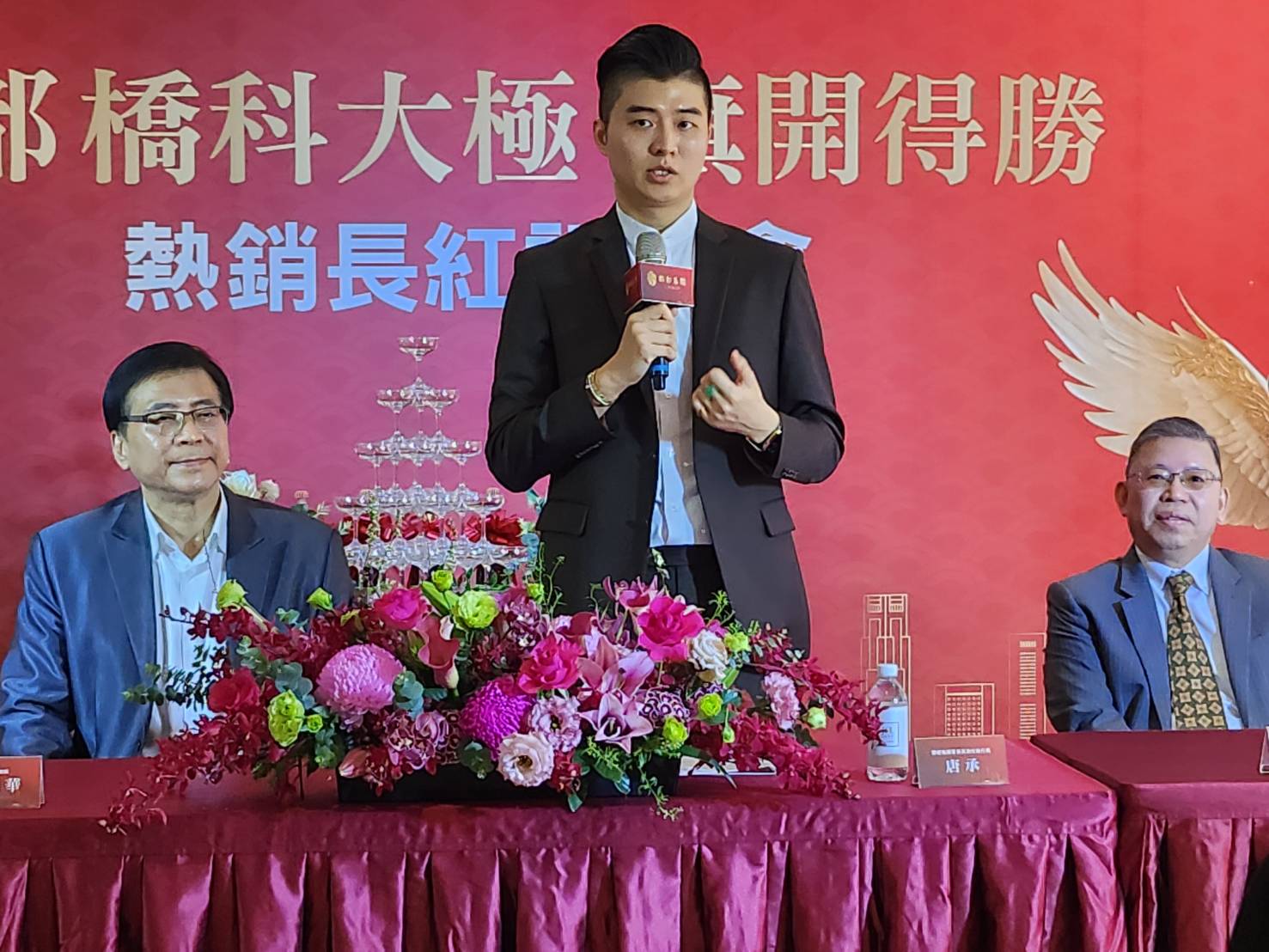 郡都集團總裁唐榮華（左）在2011年交棒給唐承（中），郡都當年的推案量僅有1億元，在他主導下，2023年業績已翻百倍到100億元。（右為甲山林集團總經理張境在）