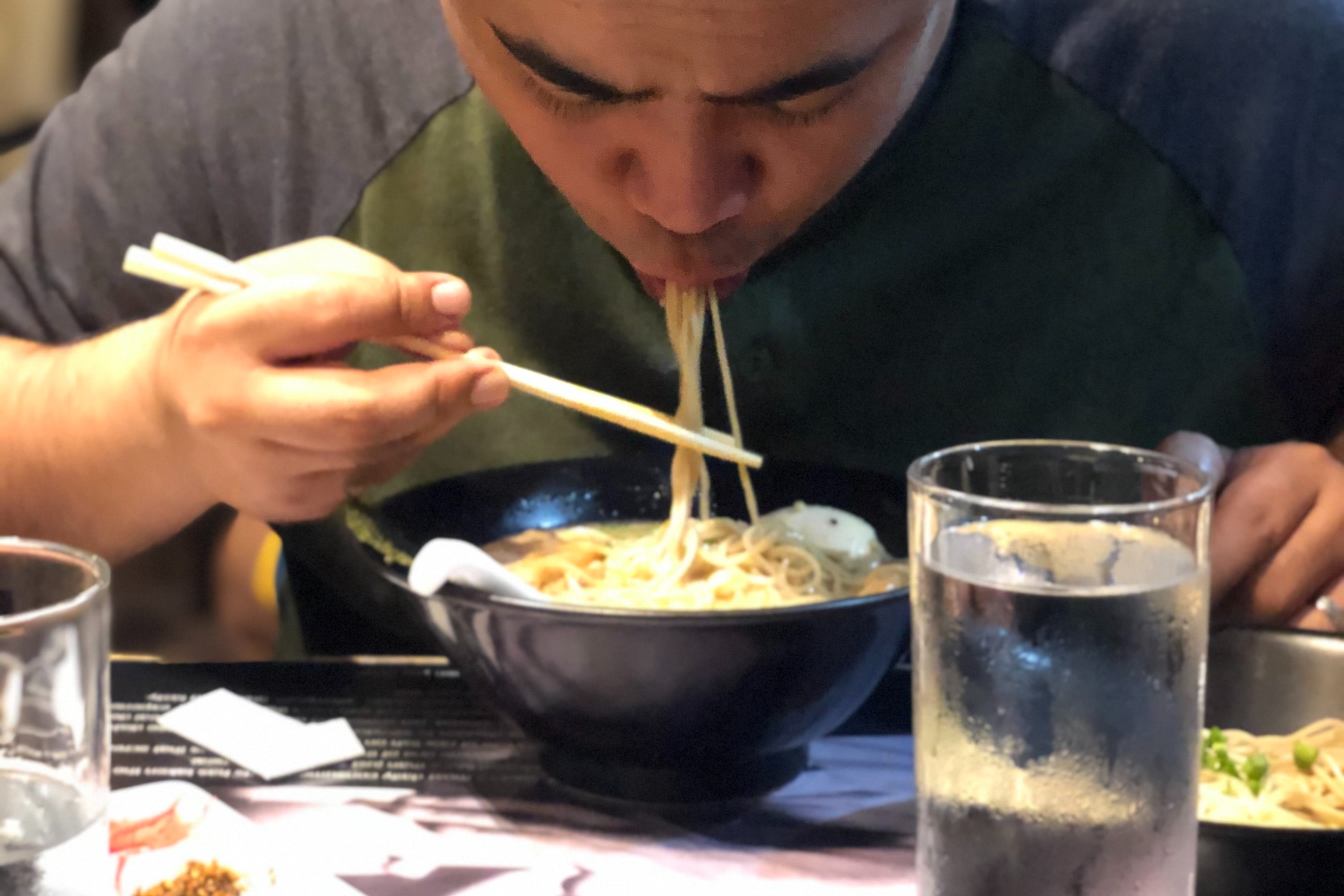 現代人晚餐時間不固定，最近一項研究發現晚上9點以後才吃晚餐，會提高中風風險。（示意圖，Unsplash）